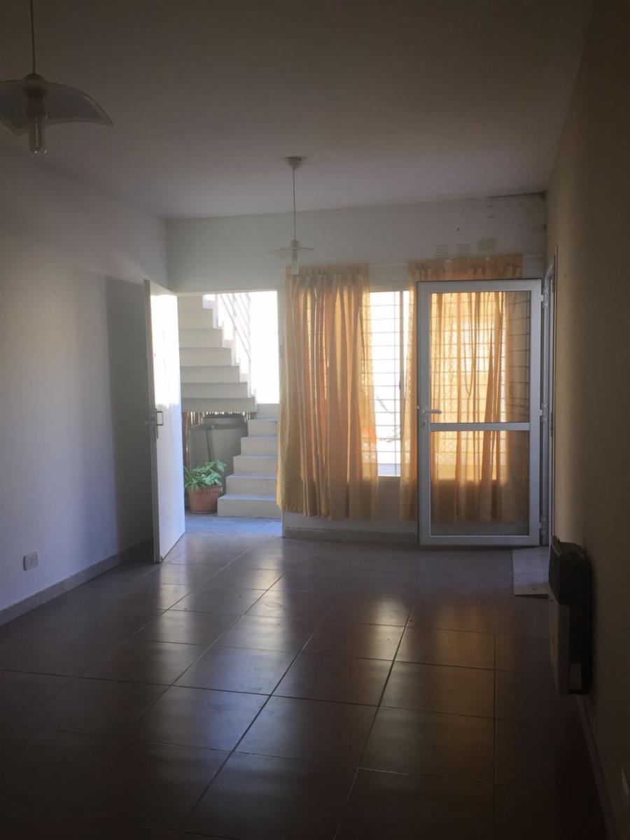 V.Ballester. Excelente dpto 2 ambientes, dormitorio con placard, cocina-comedor, baño y living. Garage cubierto, y pileta de natacion