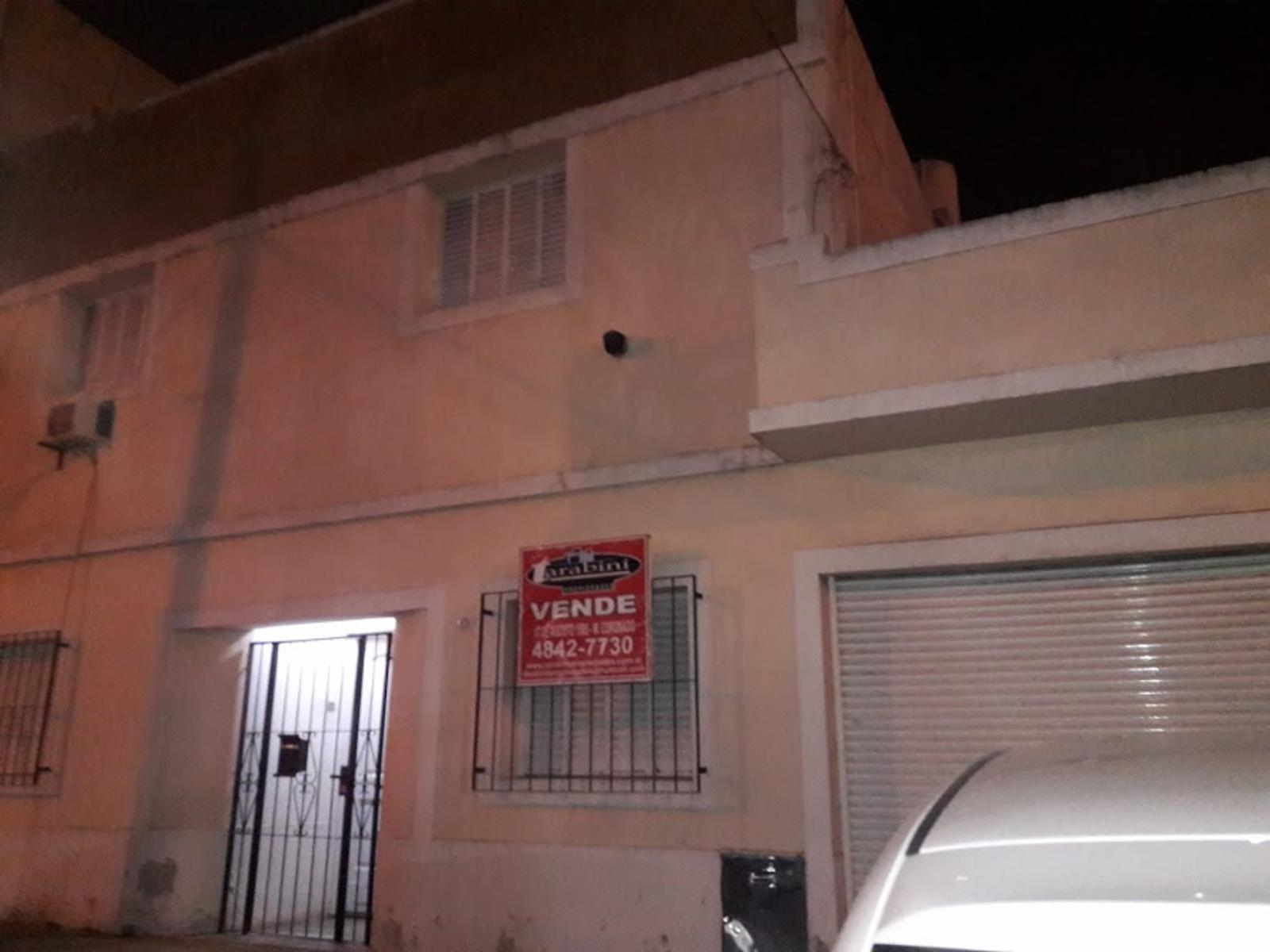 CASA AL FRENTE A 1 CUADRA DE LA ESTACION DE VILLABOSCH. 
