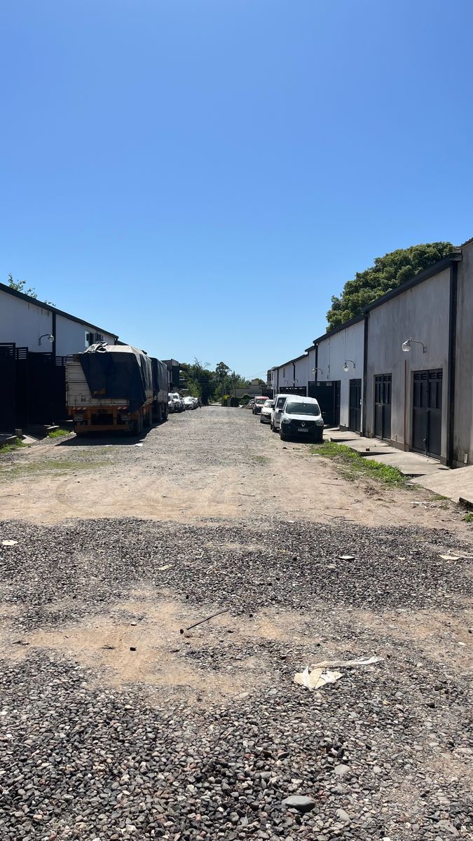 VENTA DOS GALPONES CONTIGUOS EN YERBA BUENA