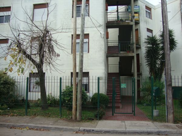 LONGCHAMPS - BARRIO VIPLASTIC - EXCELENTE DEPARTAMENTO DE 4 AMBIENTES, 3 DORMITORIOS + COCHERA EN EXCELENTE ESTADO Y UBICACION. TODO A NUEVO. AREAS VERDES Y DE ESPARCIMIENTO. 
