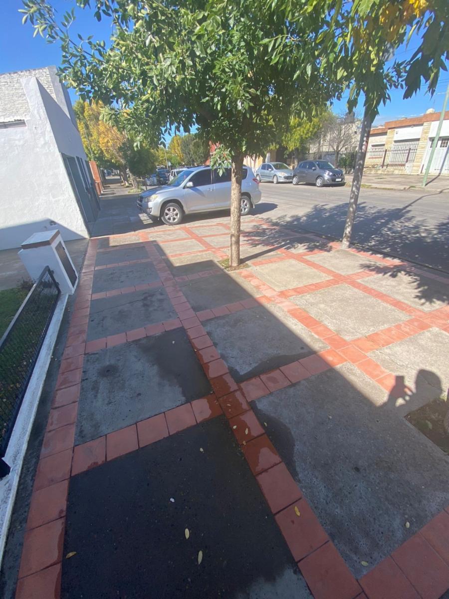 SE VENDE HERMOSA CASA CENTRICA - VIEDMA
