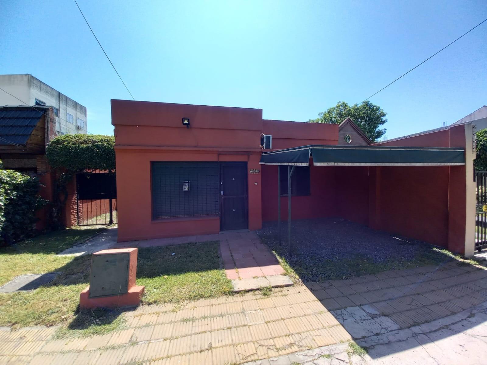 casa americana de 3 ambientes mas dependencias s/amplio lote de 10 x 42