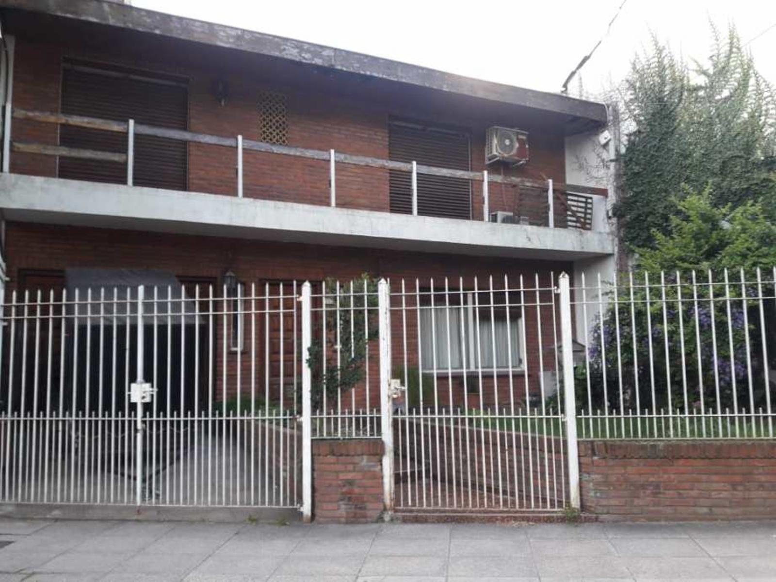 PERMUTA - CHALET DE 4 AMBIENTES EN VENTA - MORON NORTE