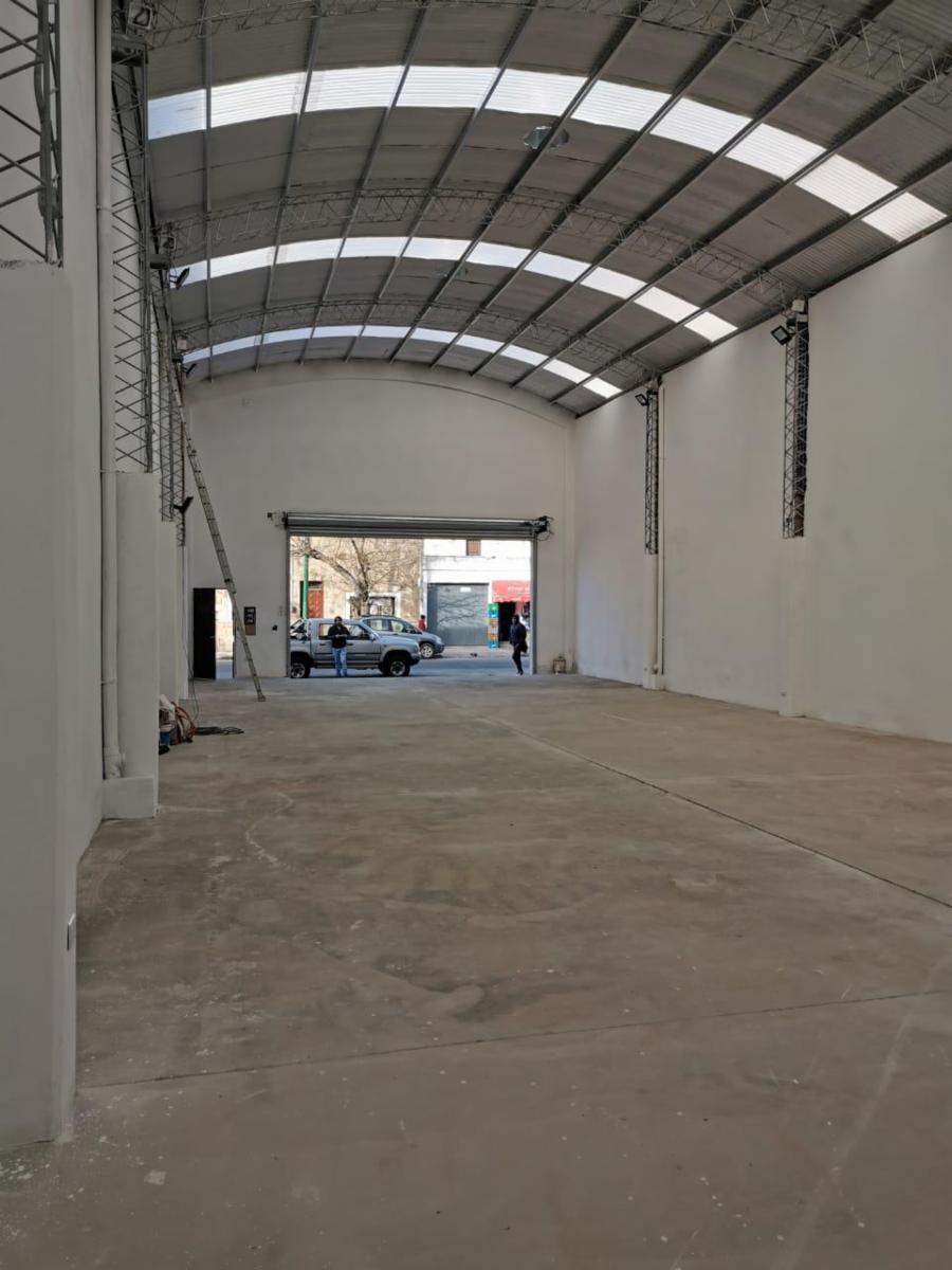 Alquiler de galpón de 300 m2  en Av. San Martin al 1500. A ESTRENAR .