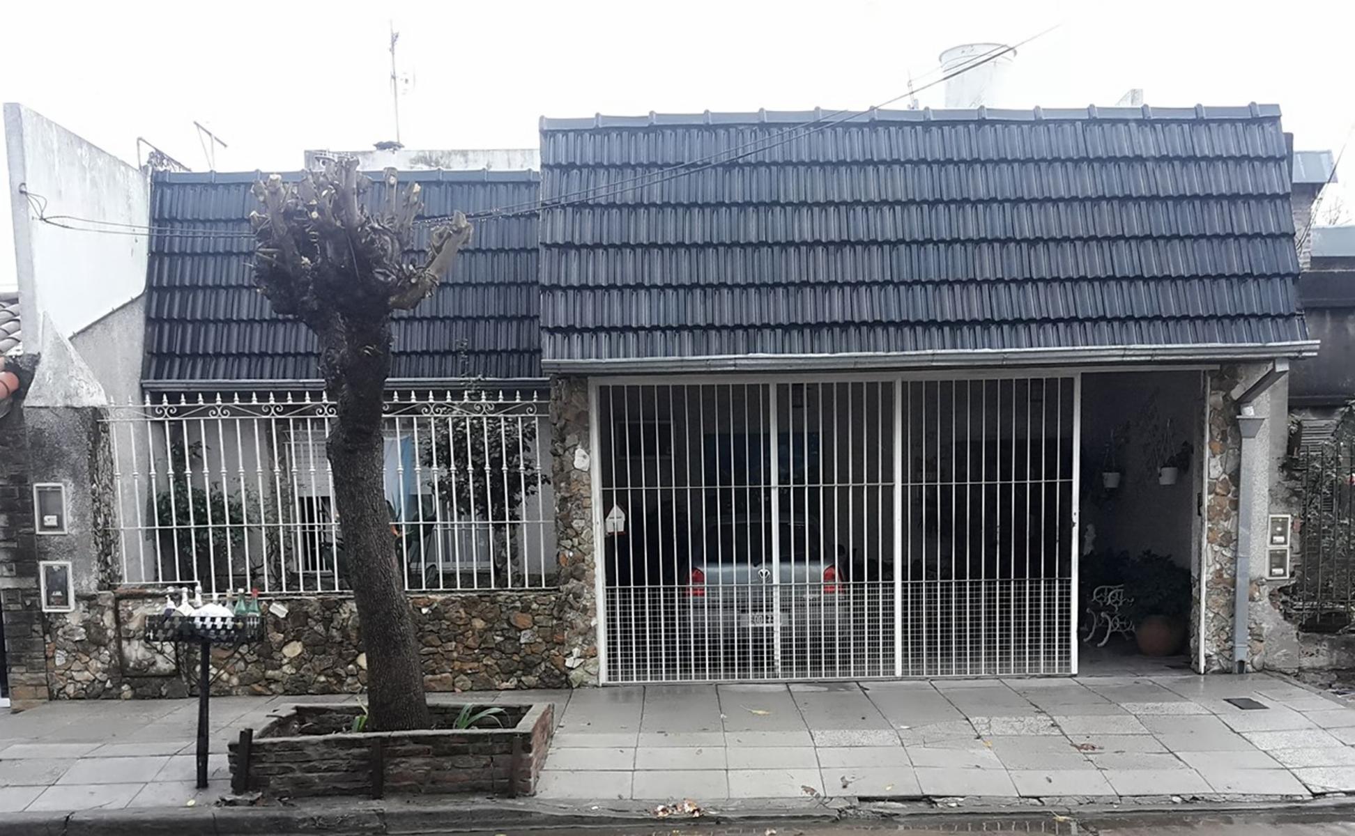 IMPORTANTE PROPIEDAD A 500 METROS DE LA ESTACIÓN DE LOURDES