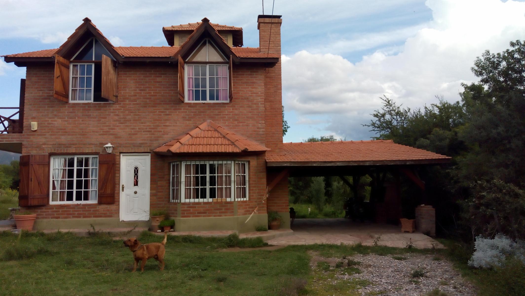 Se vende casa de 4 ambientes con gran parque