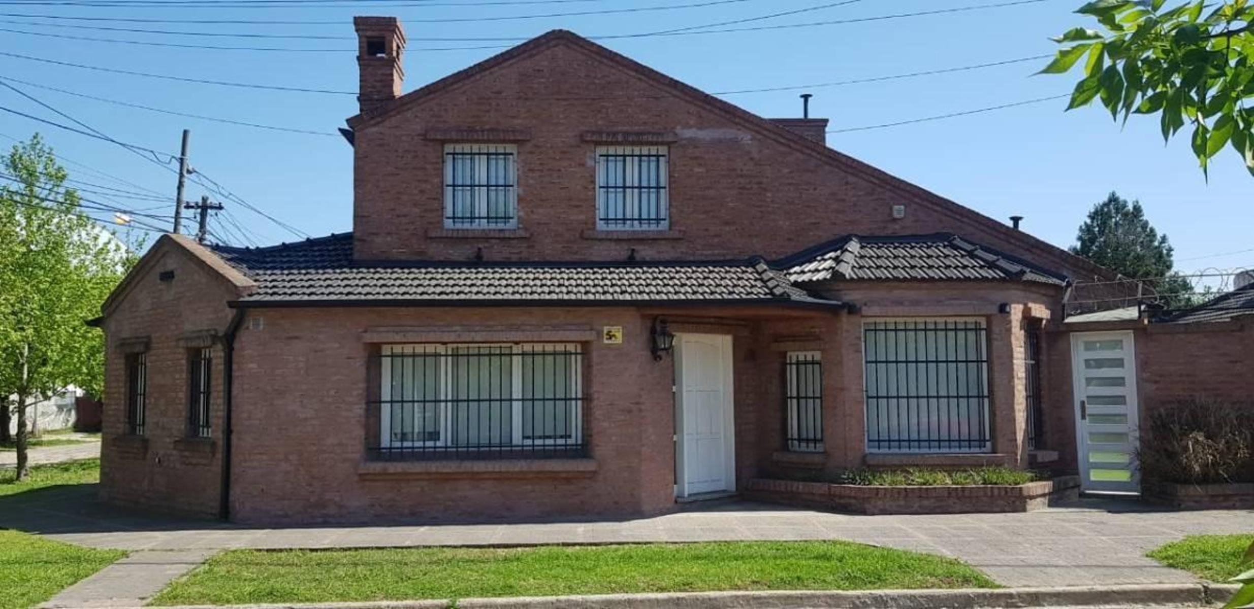 Venta de Espectacular Casa en Paso del Rey Centro, Calle Cjal. Lettieri