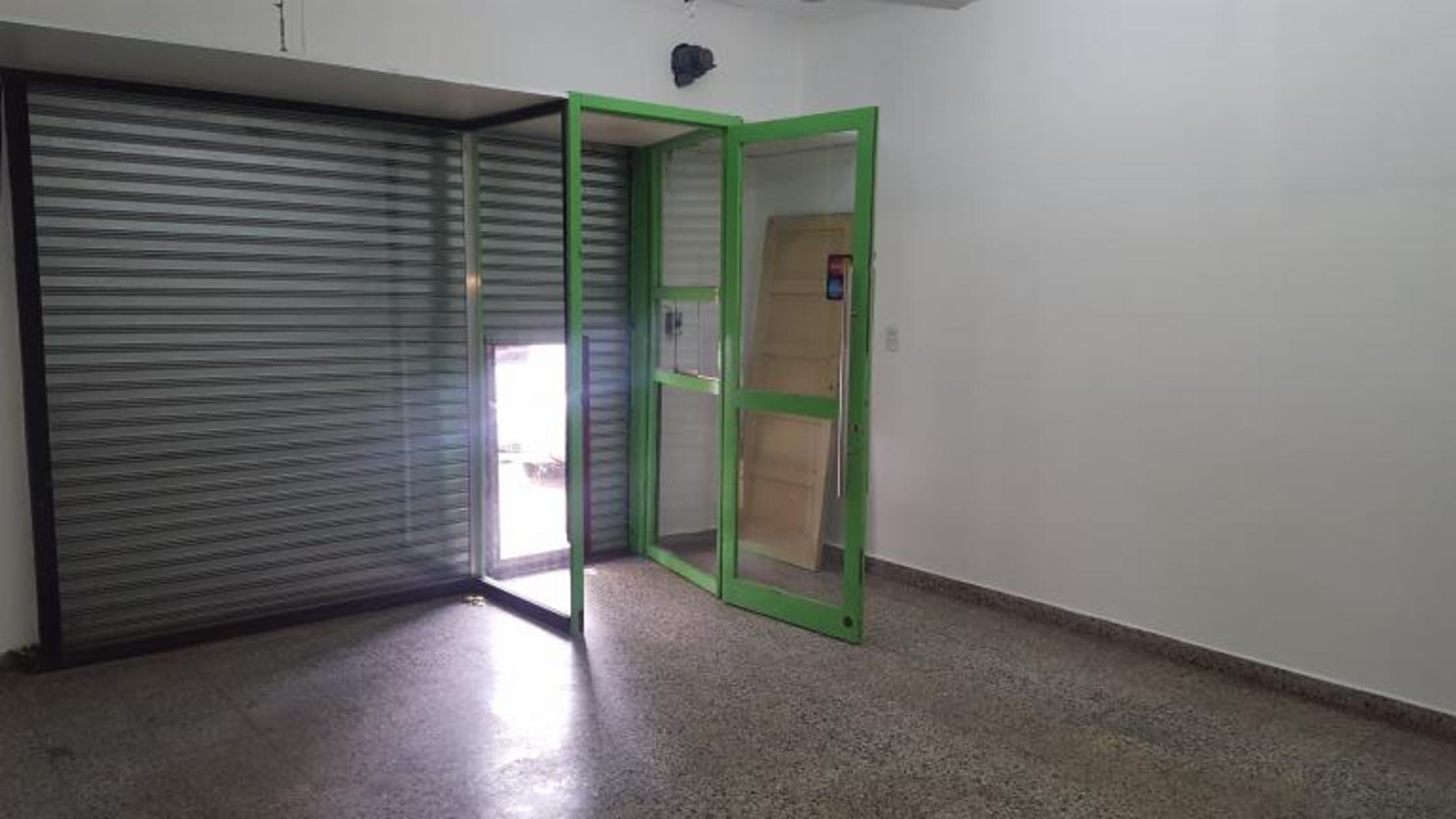 LOCAL 30M2 MUY BUENO FRENTE COLEGIO VILLA BOSCH