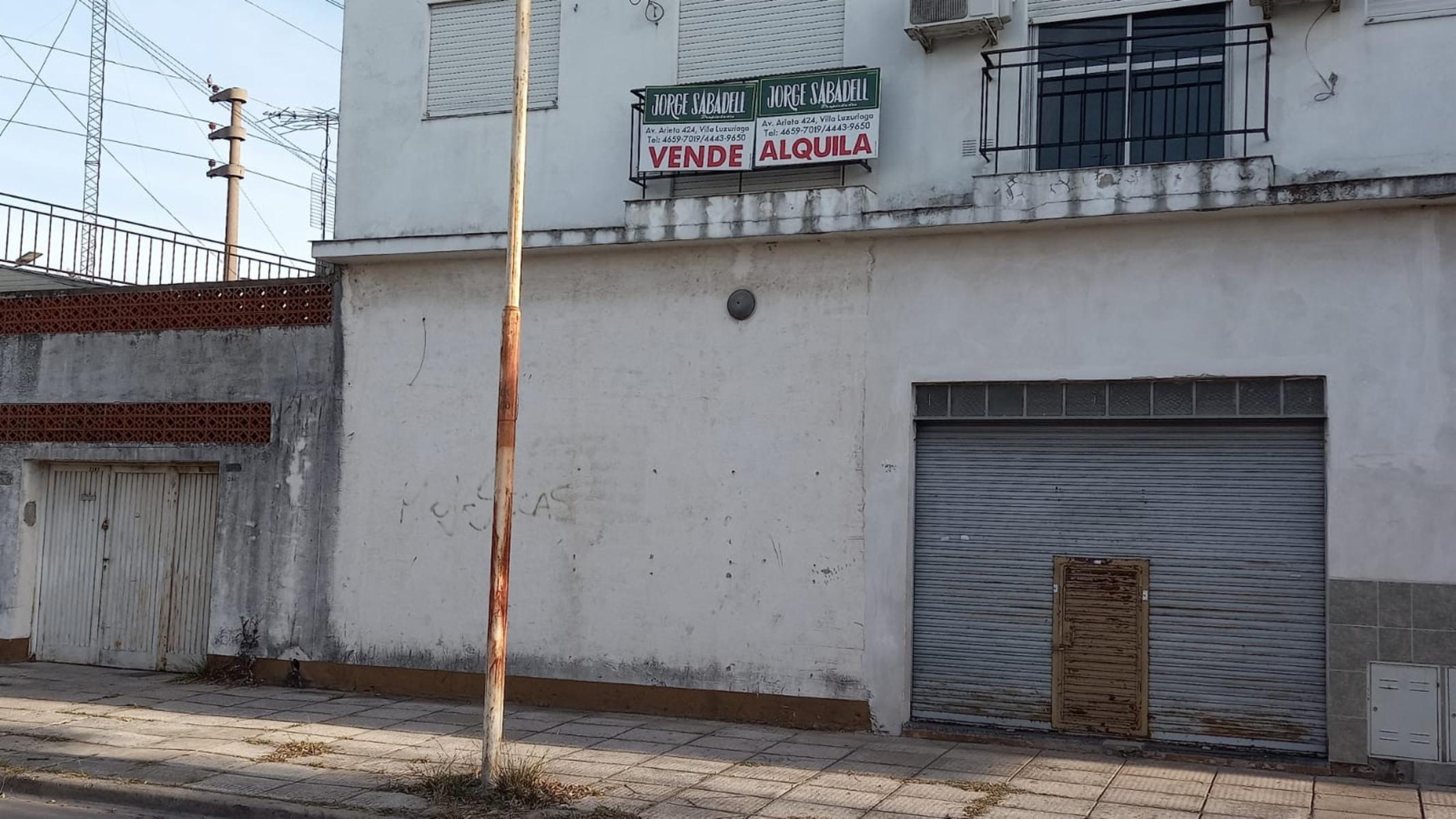 LOCAL DE 98 M2 CON BAÑO INSTALADO, VIDRIERA Y PERSIANA ENTRADA DE AUTO CUBIERTA