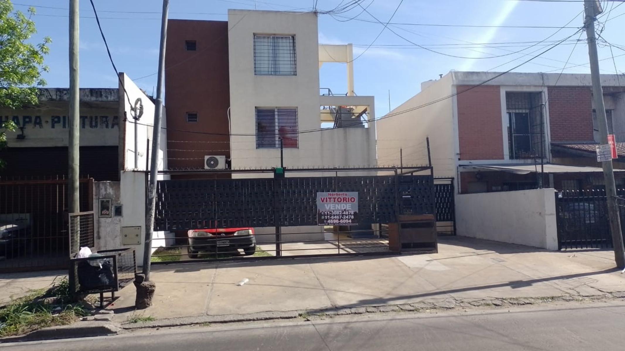 DEPARTAMENTO dos ambientes de 40 metros aprox , al frente con cochera individual y portón eléctrico cocina comedor todo integrado, dormitorio con placard , termo tanque eléctrico