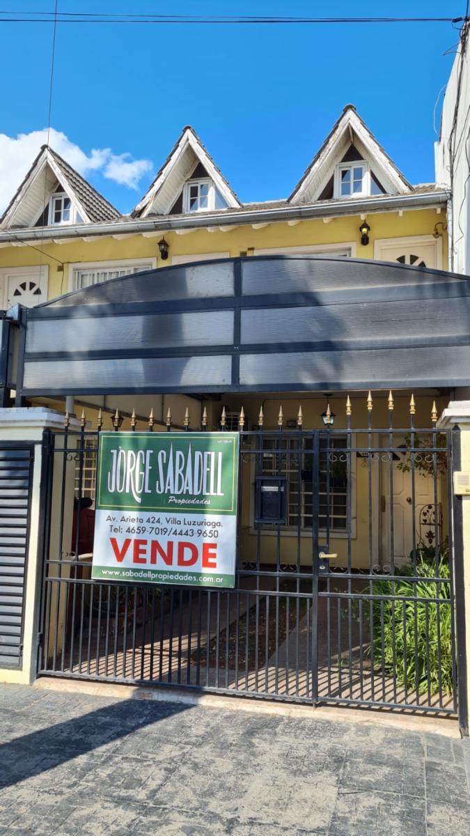 EXCELENTE DEPARTAMENTO 2 AMBIENTES Y MEDIO TODO EN PLANTA BAJA AL FRENTE CON COCHERA Y PATIO CON PARRILLA. VILLA LUZURIAGA