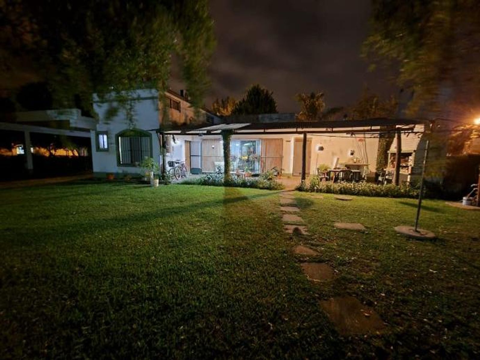 CASA QUINTA DE 3 AMBIENTES EN LOTE DE 1500 MTS2 -BRANDSEN