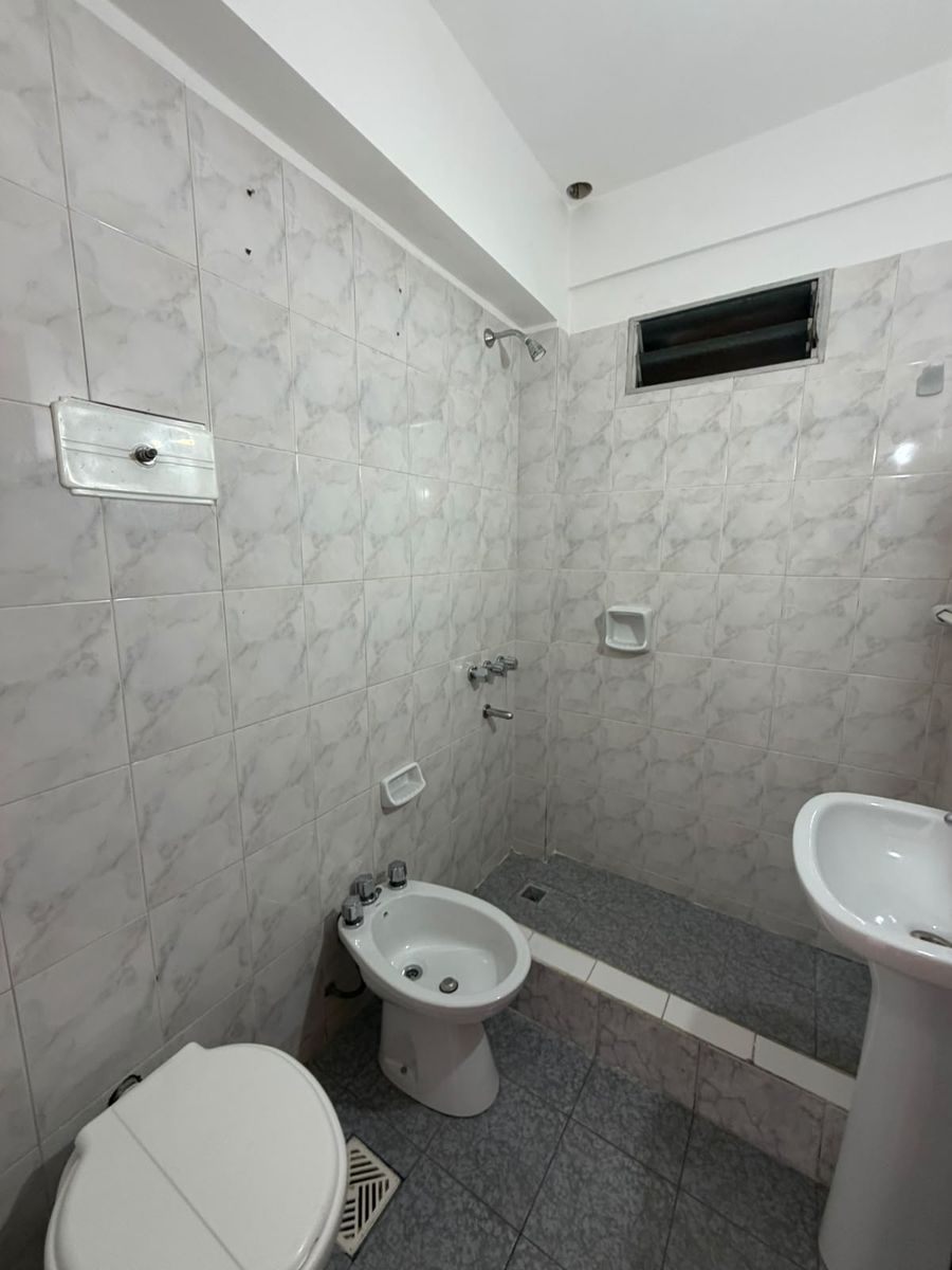 DEPARTAMENTO DE 2 AMBIENTES 1° PISO AL FRENTE CON BALCÓN SOBRE AV. ARIETA, EXCELENTE UBICACIÓN