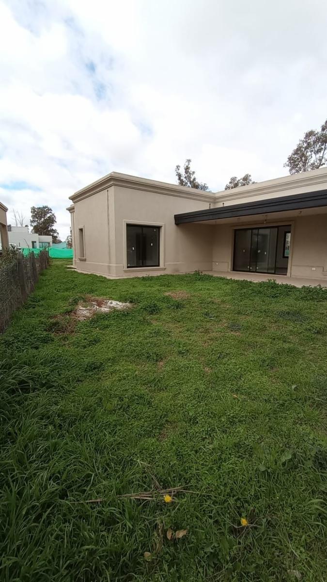Casa en barrio cerrado Alvarez del Bosque