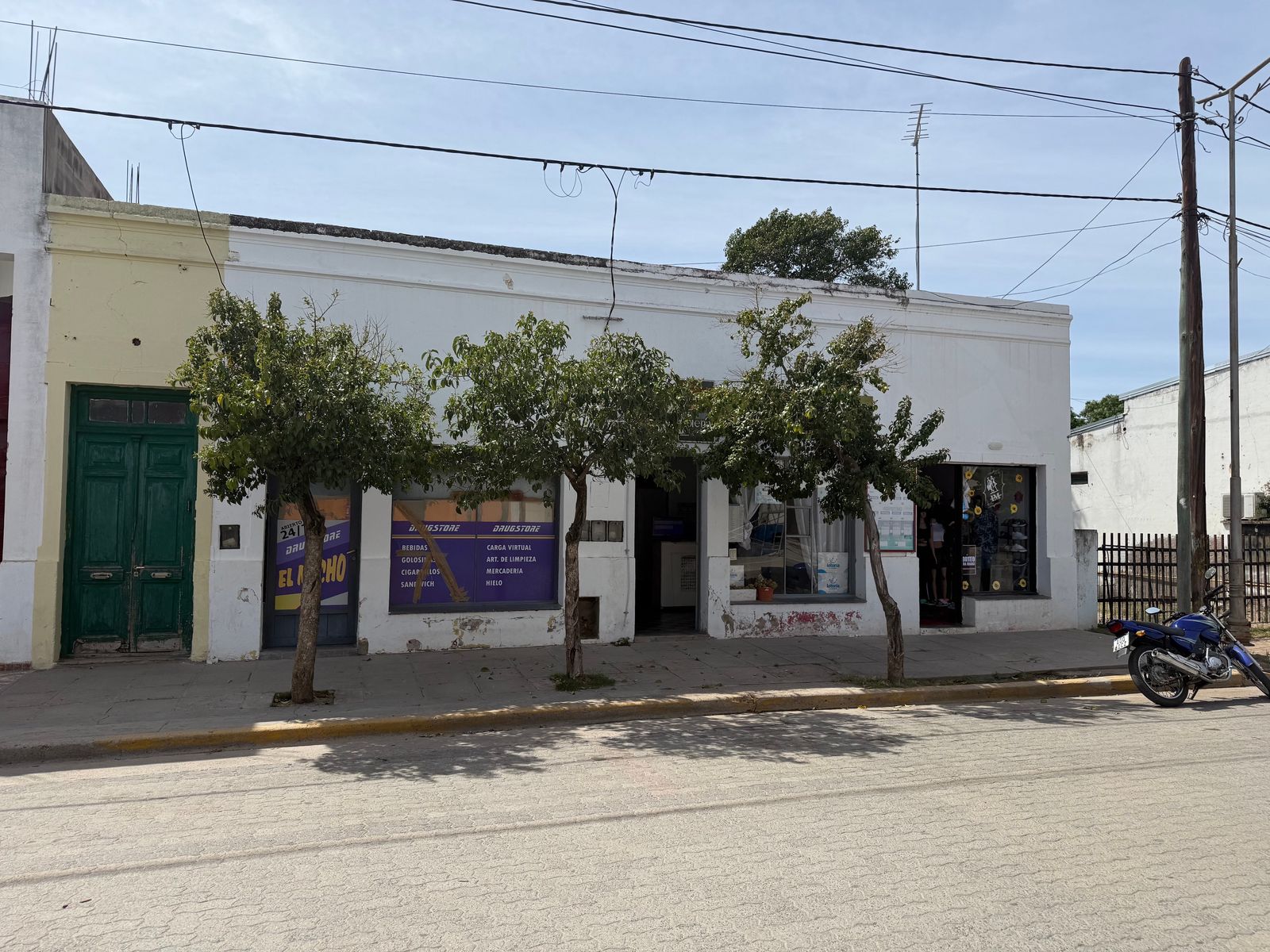 EXCELENTE OPORTUNIDAD PARA RENTA (3 LOCALES Y 1 DEPARTAMENTO) PLENO CENTRO
