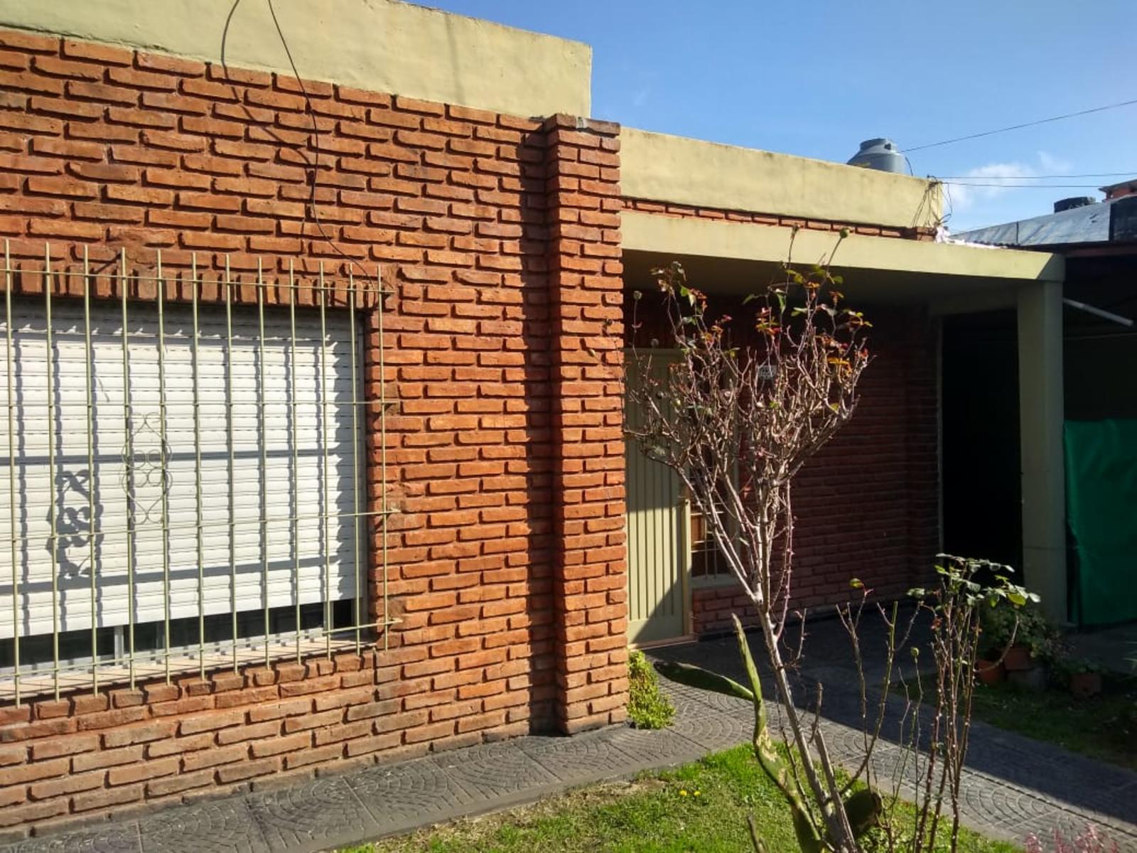Casa de tres ambientes a la venta en San Miguel