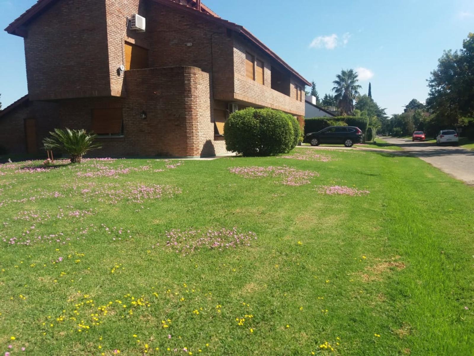 excelente chalet  550 mts.2 construido habitacion principal en suite 4 departamentos 2 ambientes