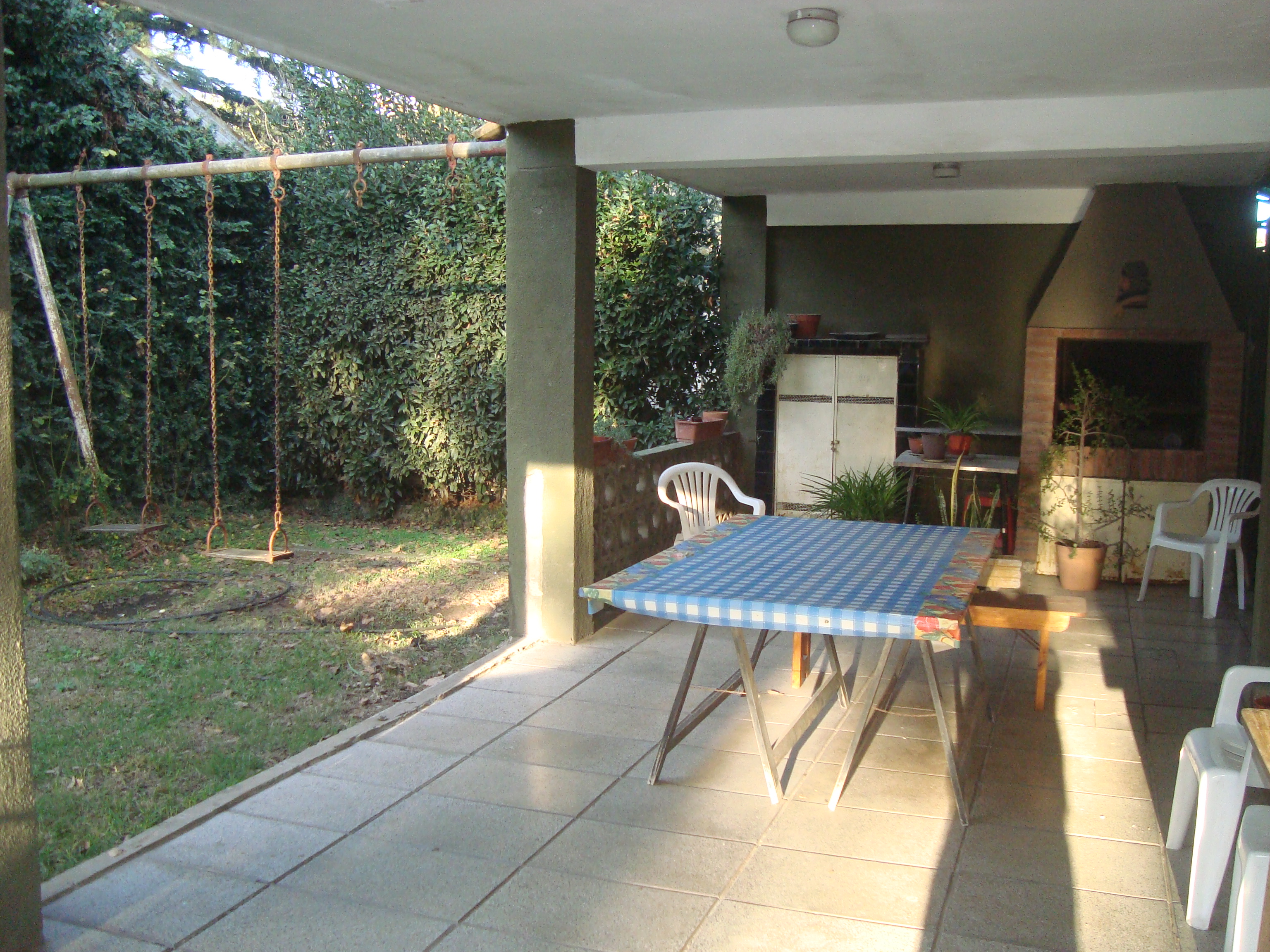 GENERAL BELGRANO ,MUY LINDA CASA, CONFORTABLE. ZONA CENTRO.2 DORMIT. LOTE 20 X 20 MTS aprox. C/GALERIA CUBIERTA, QUINCHO. PARRILLA, GARAGE, FONDO Y PQUE.TERRAZA.