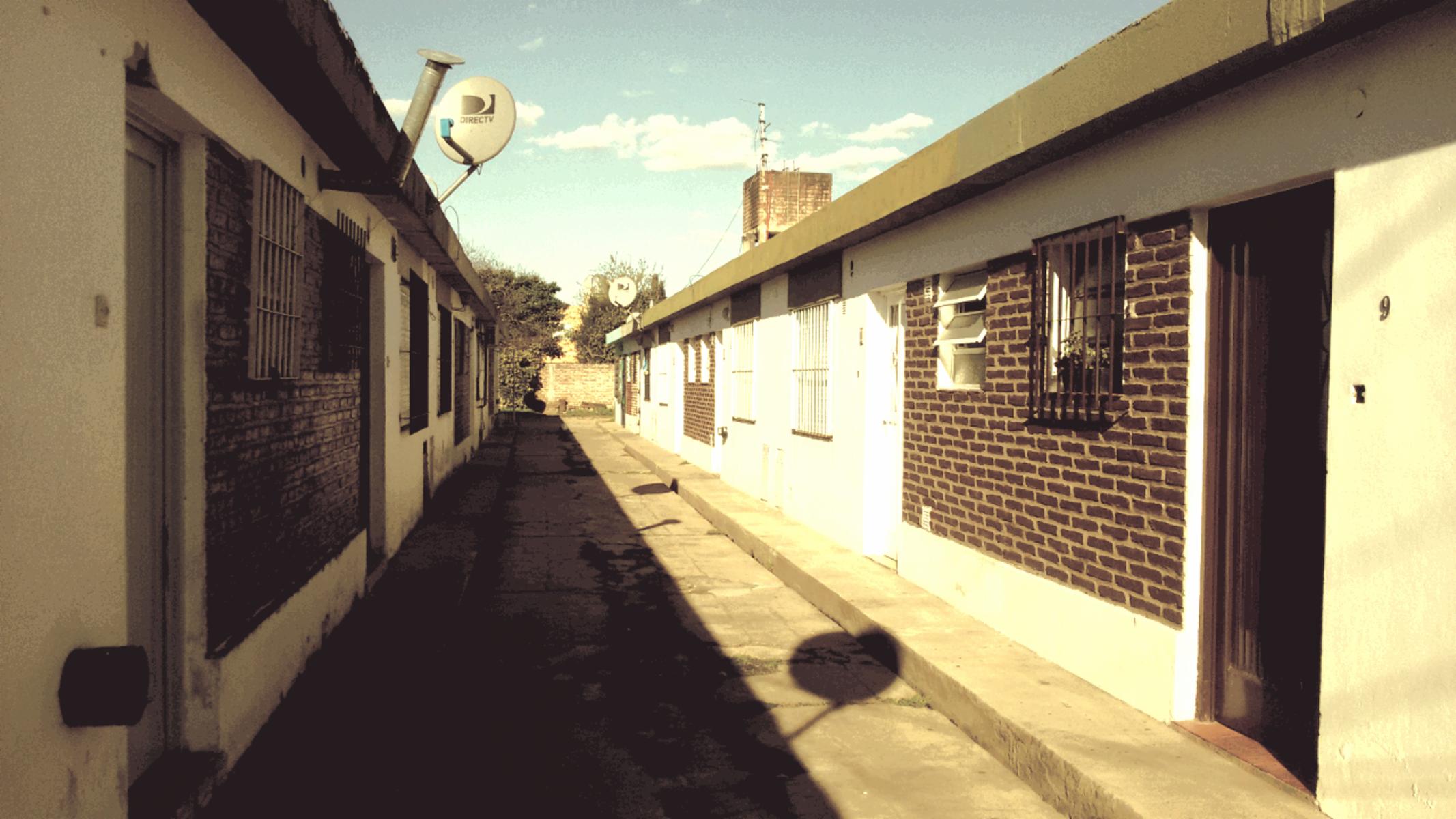 Ituzaingo Sur  ( Castelar) Bo.Marina S/Av.B.Parera PH 3 Amb.Inst- Cochera-Patio- Colectivos al Fte.