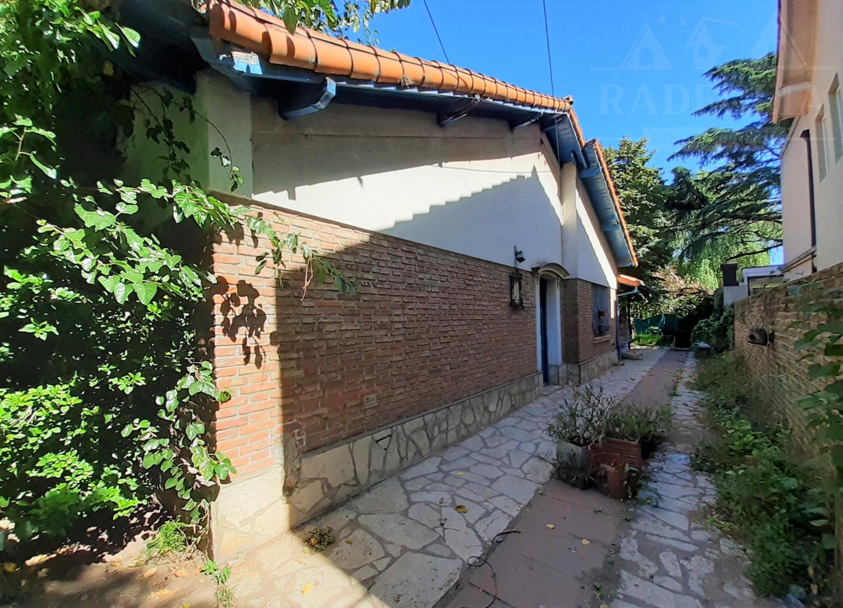 Chalet sobre calle Rosales,  a 4 cuadras de Av. Hipólito Yrigoyen y a 2 de Boulevard Shopping - Adrogué