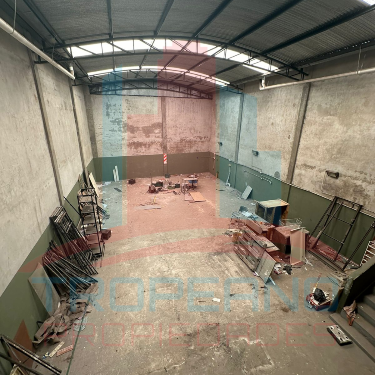VENTA Galpón 250 m2 con oficinas La Tablada