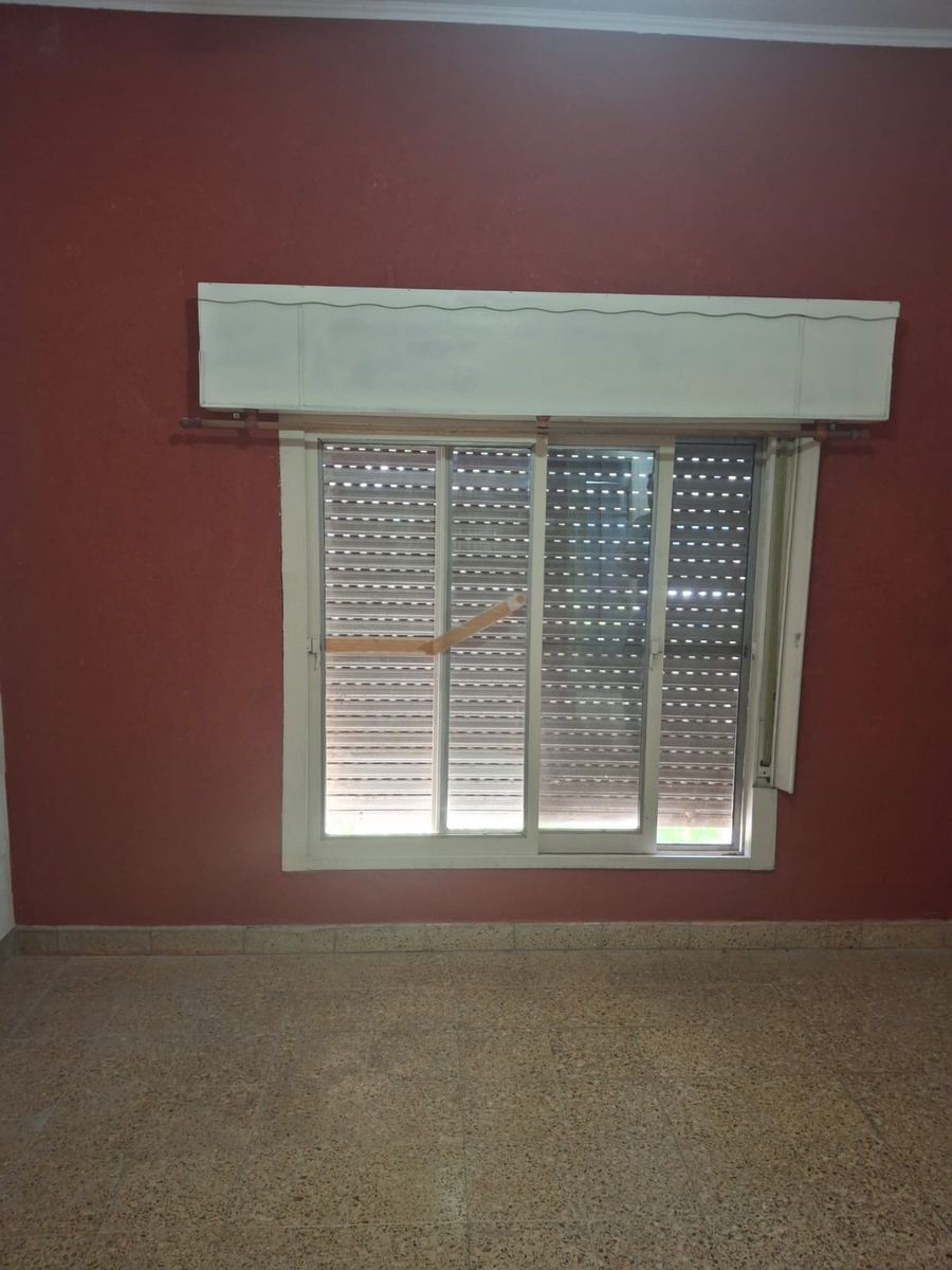 LINDA CASA TIPO AMERICANA EN CLAYPOLE CERCANA AL CENTRO COMERCIAL Y LAESTACION DE TREN