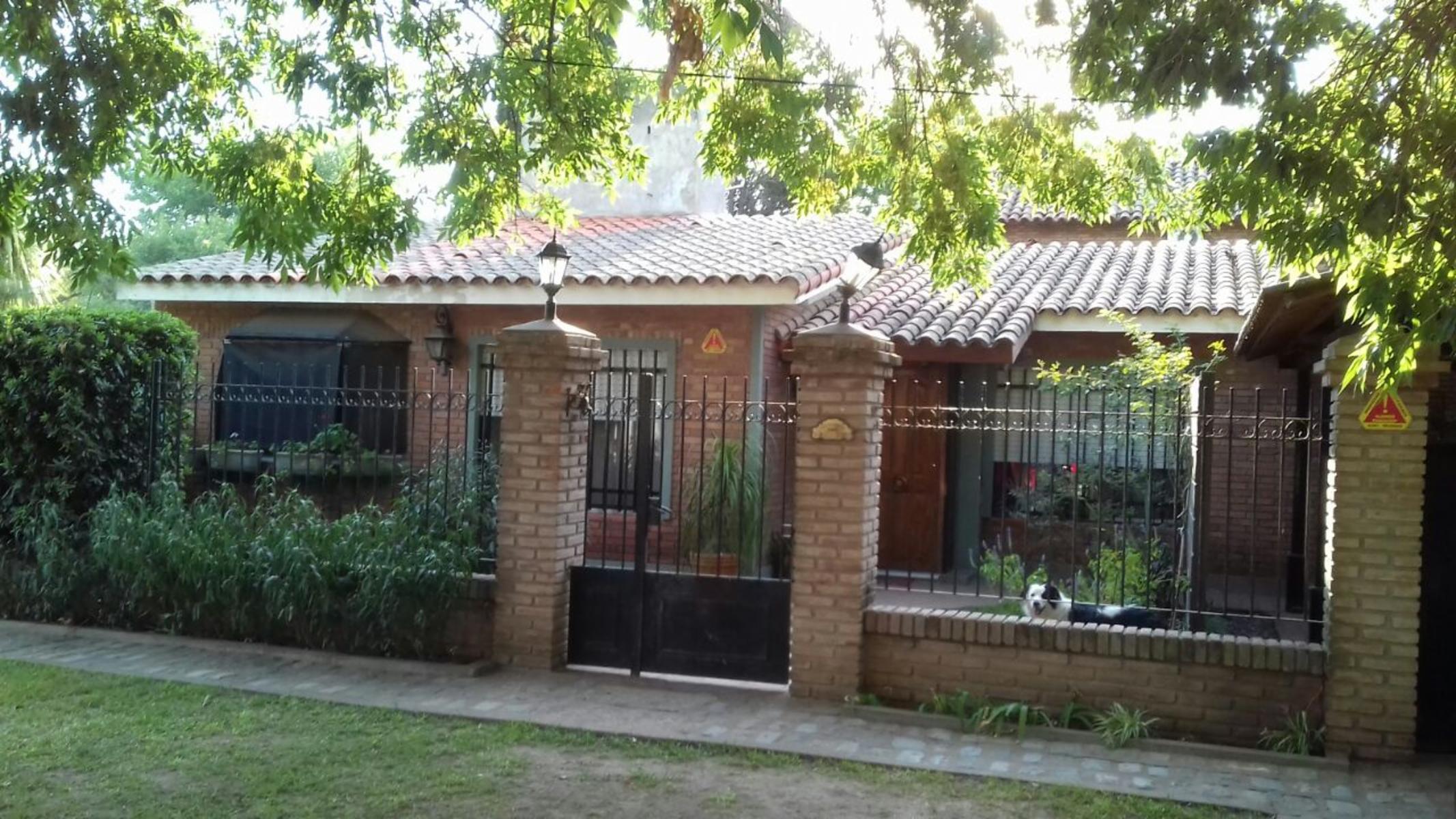AMPLIA CASA 4 DORMITORIOS. PISCINA. JARDÍN. FUNES