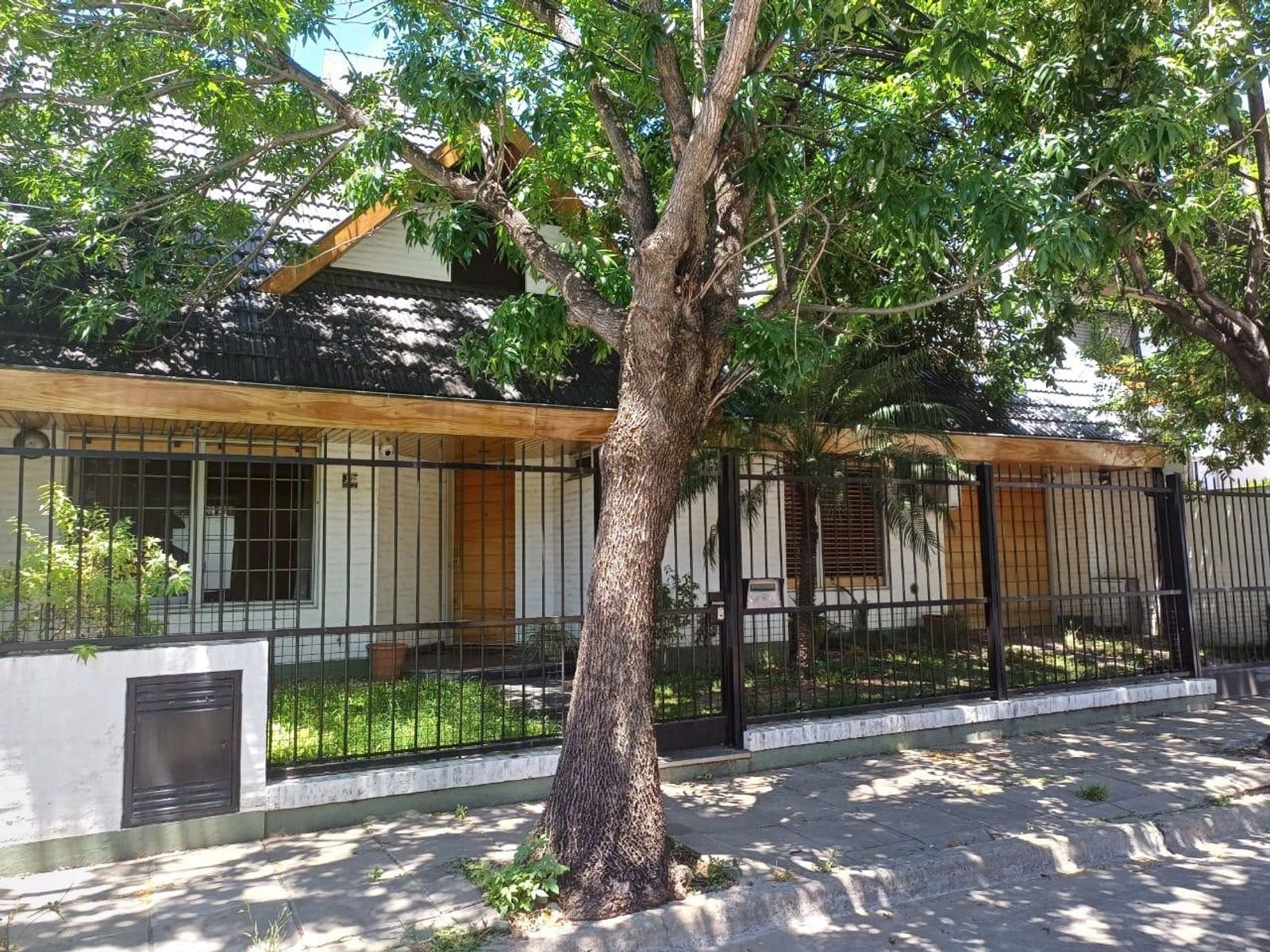 Exclusiva Propiedad Con Pileta y Quincho En Zona Residencial