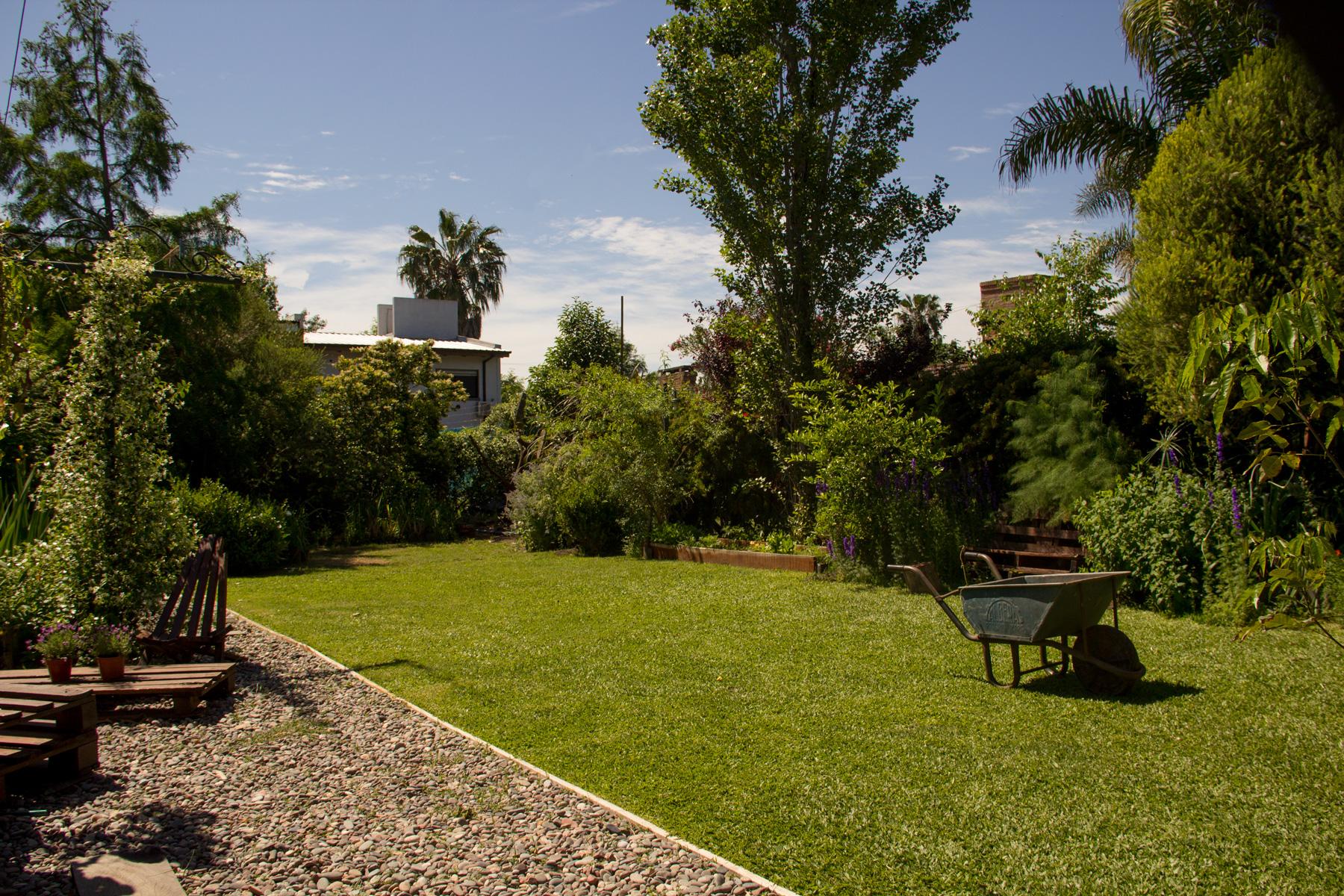 CASA DOS DORM - 100m2 mas cochera y galería -330 m2 terreno