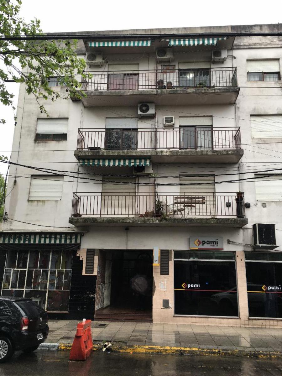 V.Ballester. Dpto 3 ambientes, 2 dormtorios, cocina-comedor, baño y balcón al frente