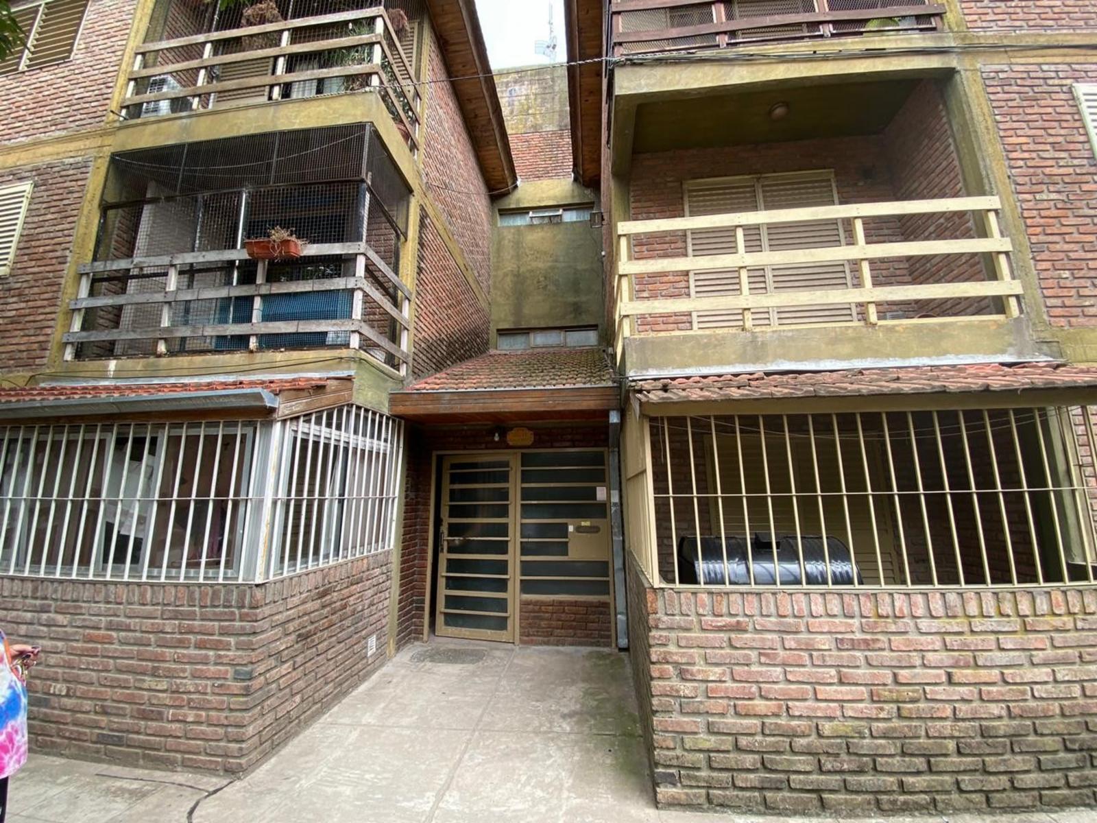 SE VENDE DEPARTAMENTO 3 AMBIENTES CON BALCON AL FRENTE EN MONTE GRANDE