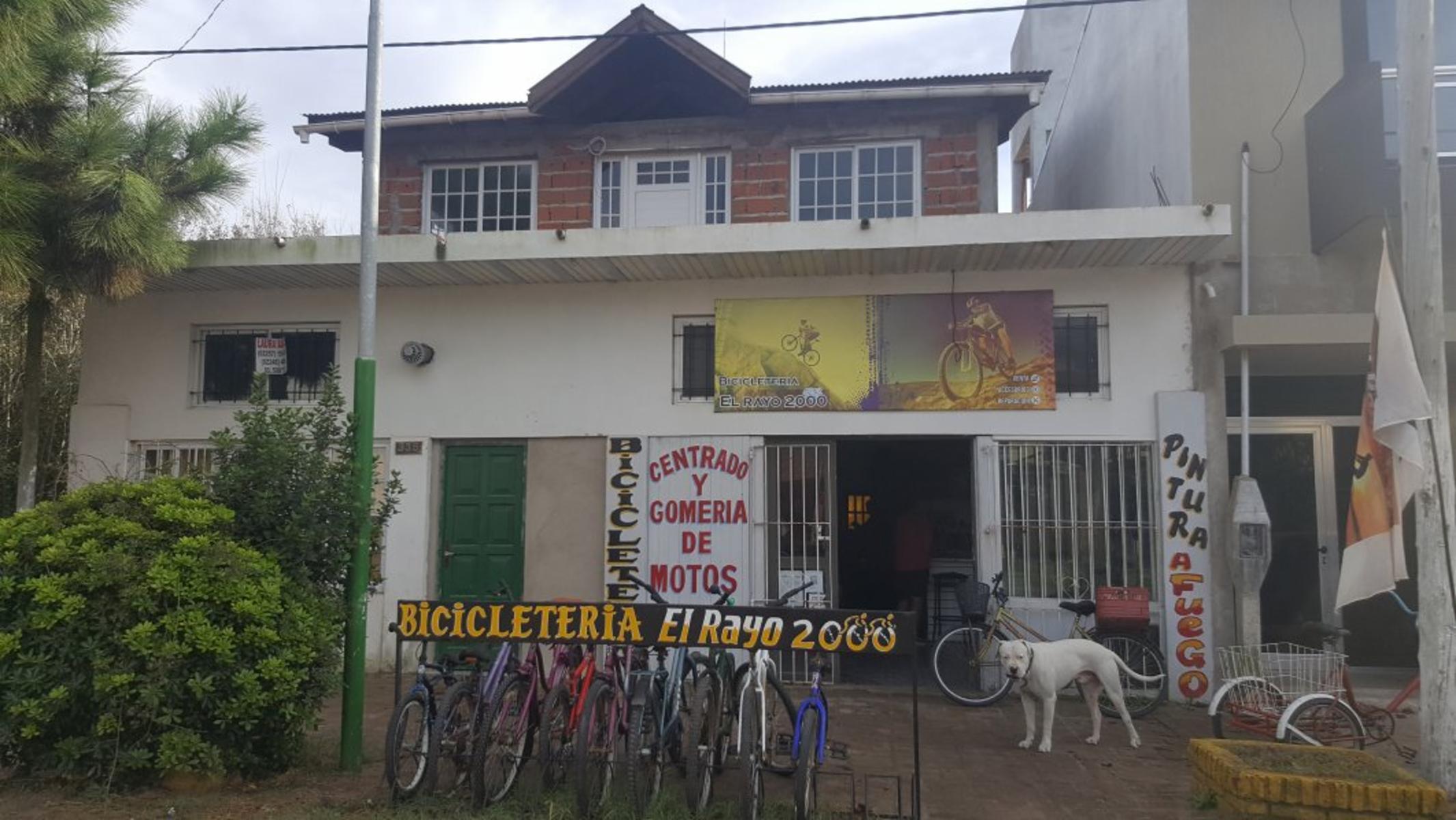 Casa con local en excelente ubicación en Las Toninas