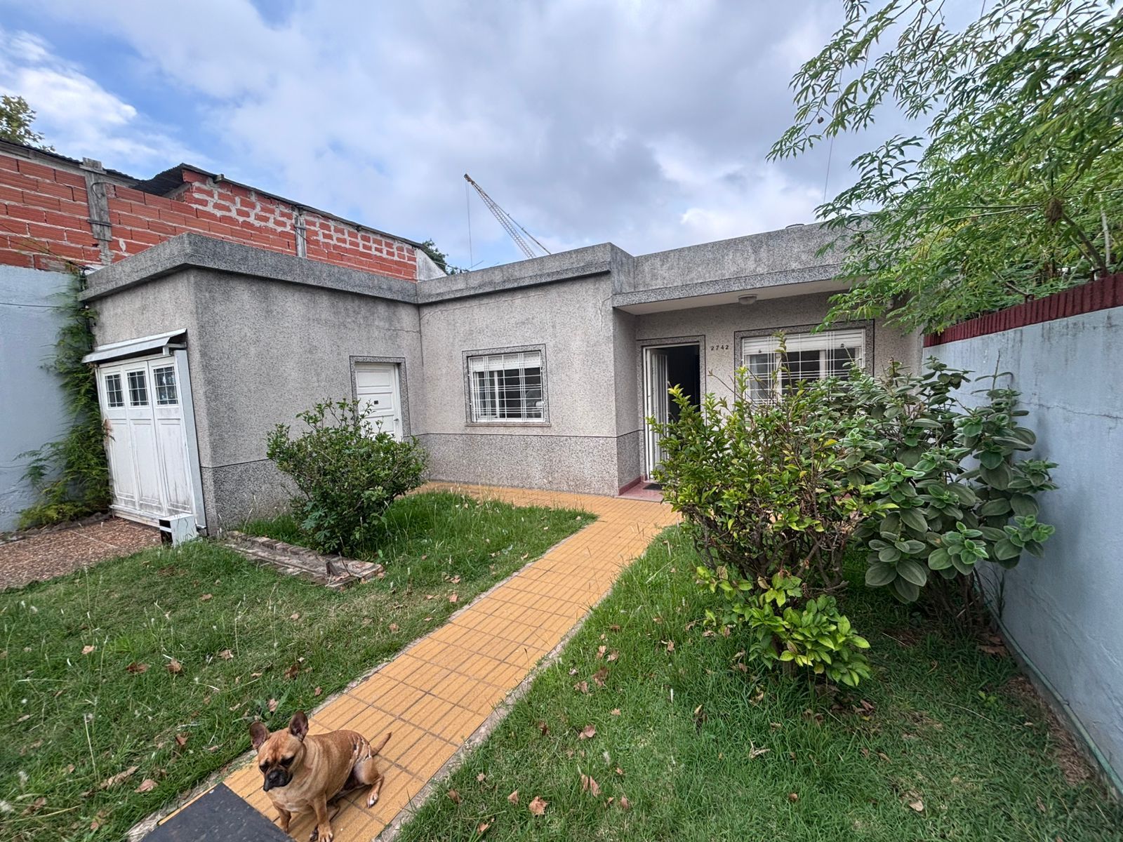 Excelente casa en alquiler con 4 ambientes 3 dormitorios, cochera cubierta y patio