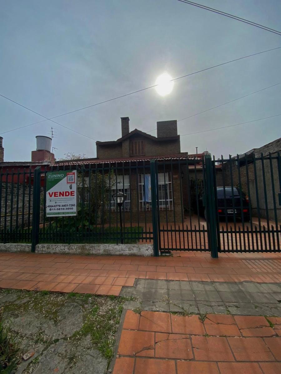 Casa de cuatro ambientes a la venta en San Miguel