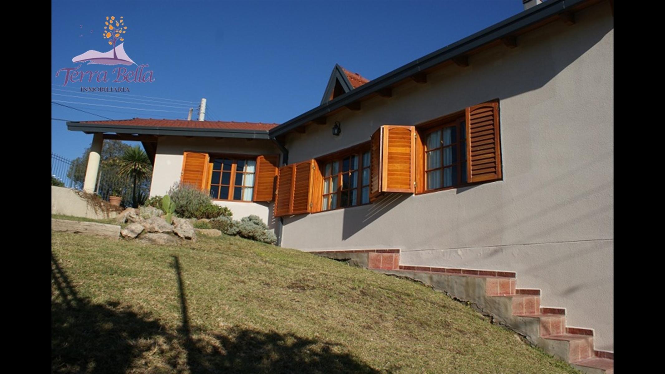 CASA CON PISCINA – PARQUE – QUINCHO – 3 DORMITORIOS -  A 5 MINUTOS DEL CENTRO