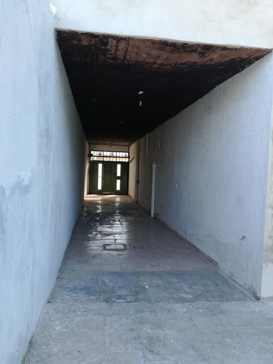 Excelente propiedad multifuncional, posee 2 locales y casa 1er piso 4 amb, garage, pileta y jardín.