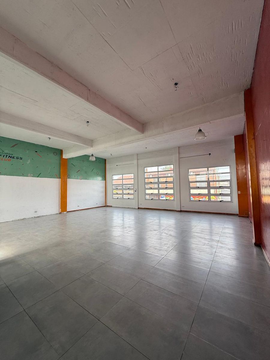 Salón Comercial en Planta Alta en Av. Cristiania