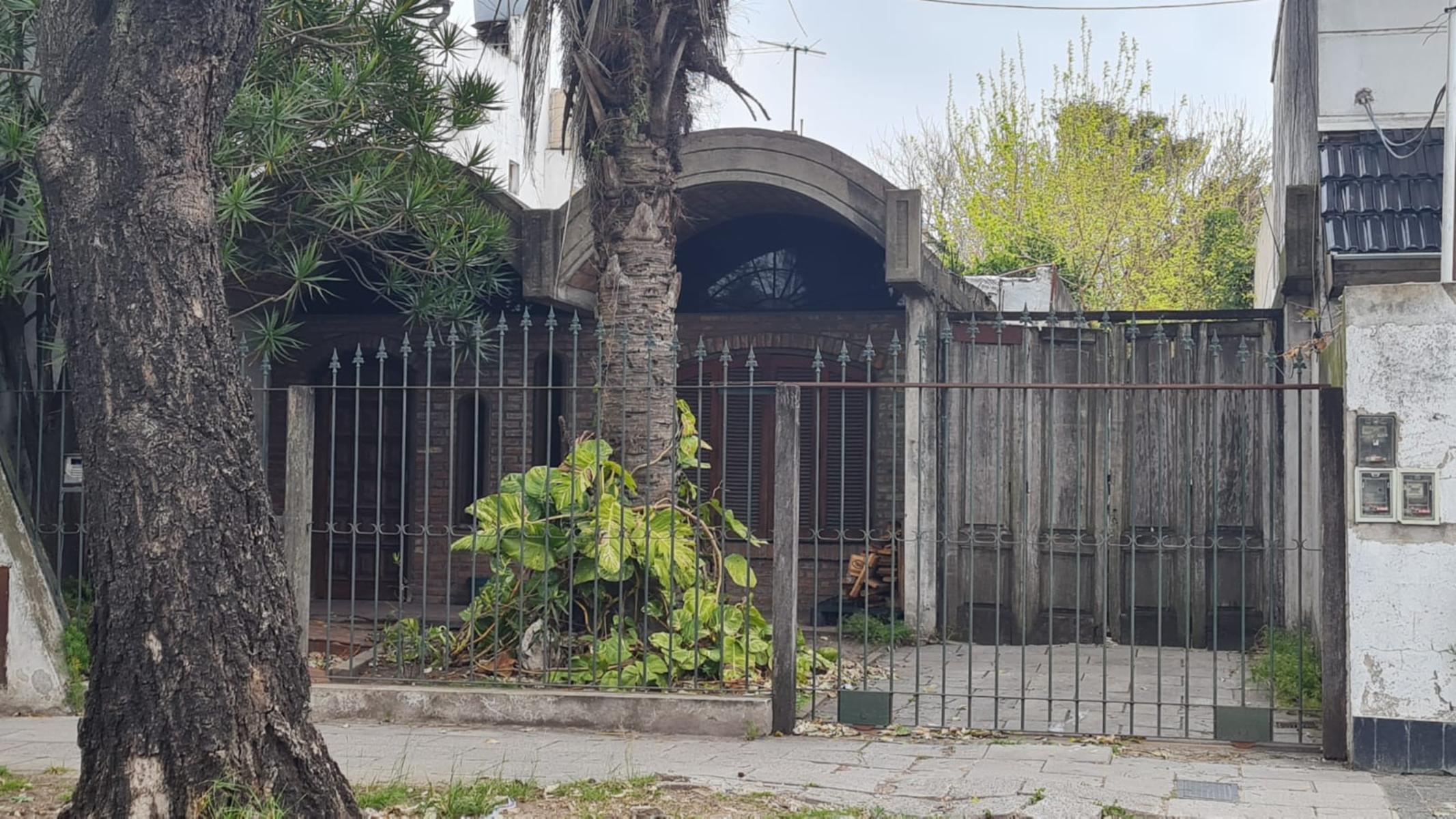 casa DE 3 AMBIENTES ESTILO MEDITERRANEO, CON GRAGE, GALPON Y FONDO LIBRE
