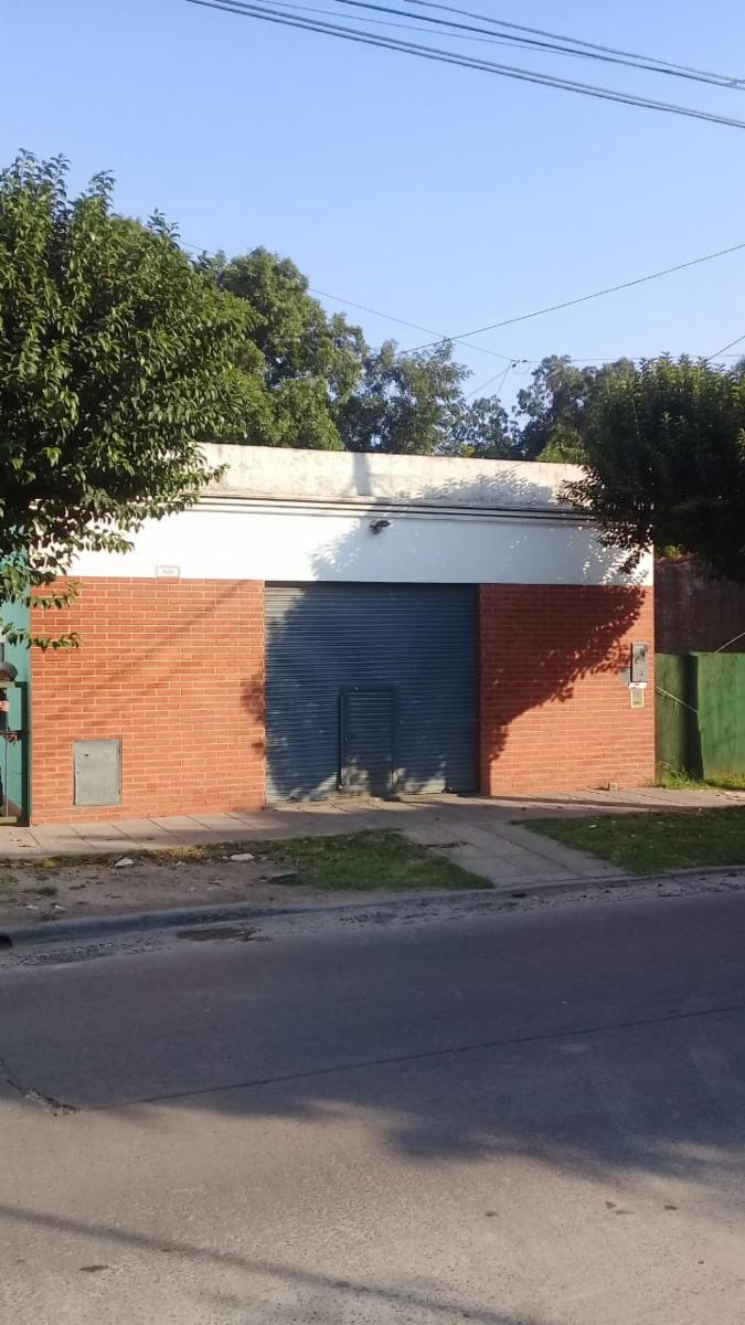 Local Comercial de 50 metros cuadrados con trifasica, a 500 metros de la Estacion de Grand Bourg y de la Estacion d trenes