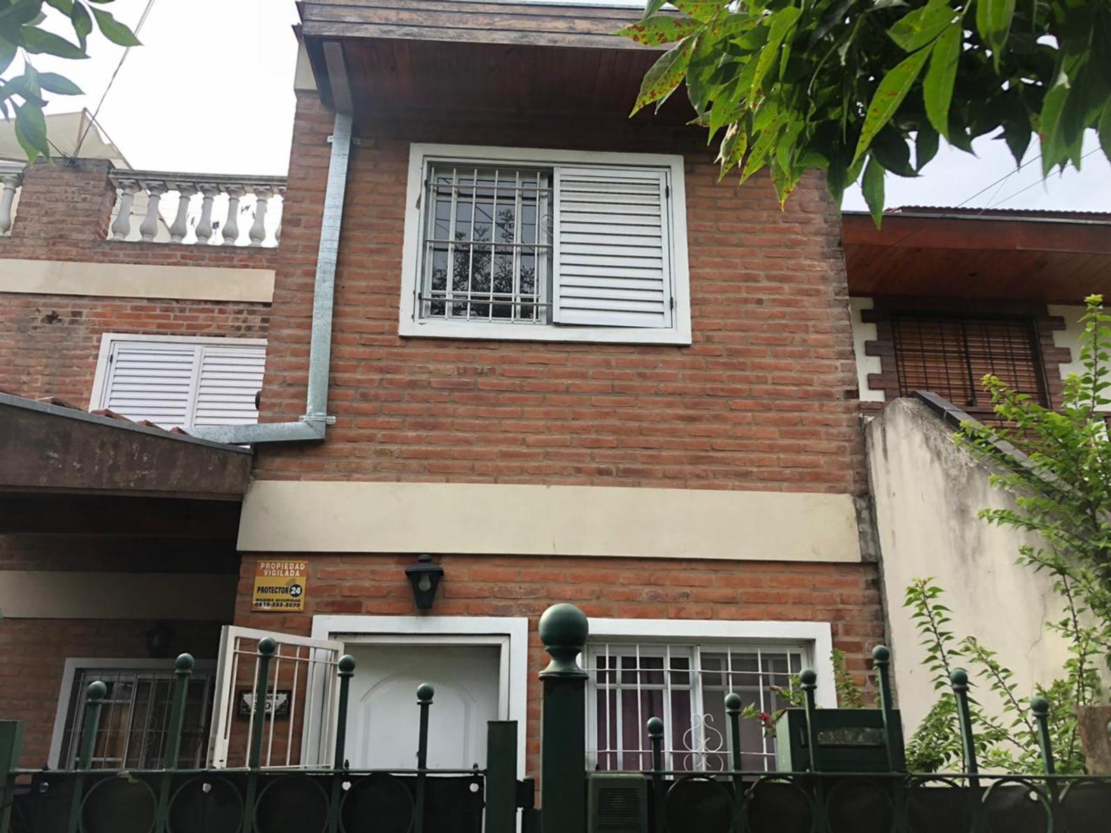 EXCELENTE PROPIEDAD DE TRES AMBIENTES CON GARAGE CUBIERTO JARDIN Y PATIO TERRAZA