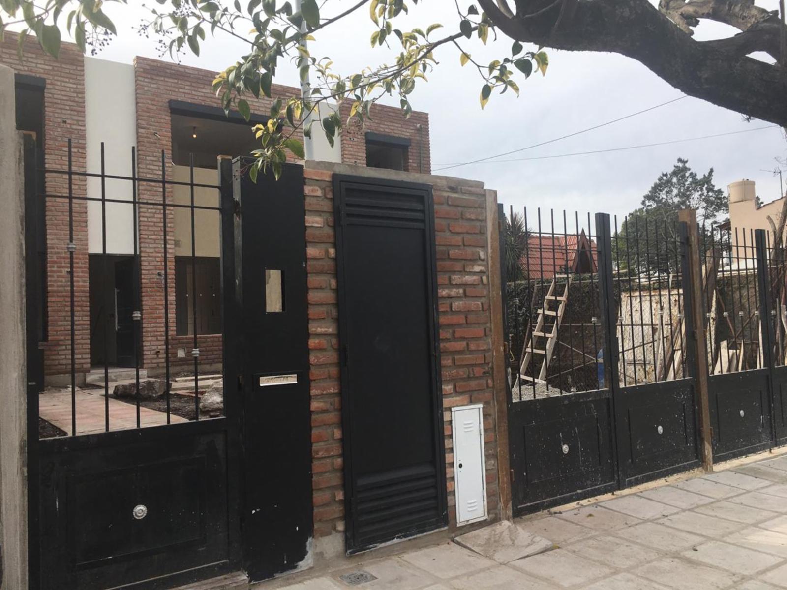 TRES UNIDADES FUNCIONALES TIPO DUPLEX CON PATIO, COCHERA Y PARQUIZADO A ESTRENAR