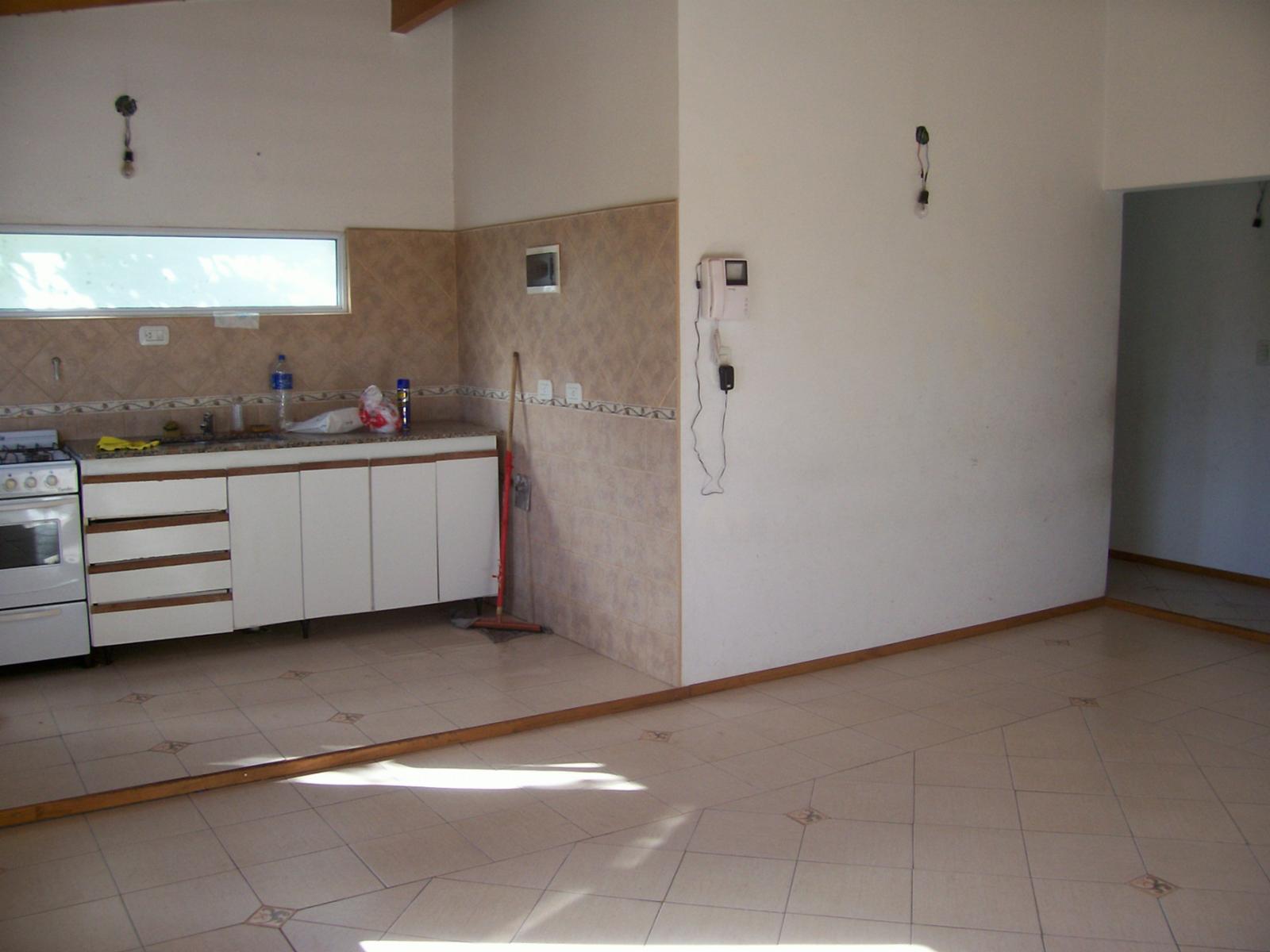 Venta de departamento de 3 ambientes con cochera en Adrogué