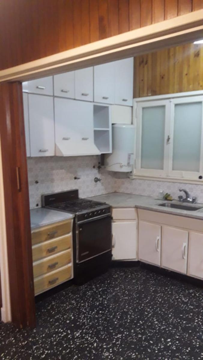 EXCELENTE PH TIPO CASA AL FRENTE, DE 3 AMBIENTES, EXCELENTE ESTADO, PRÓXIMO AVENIDA.
