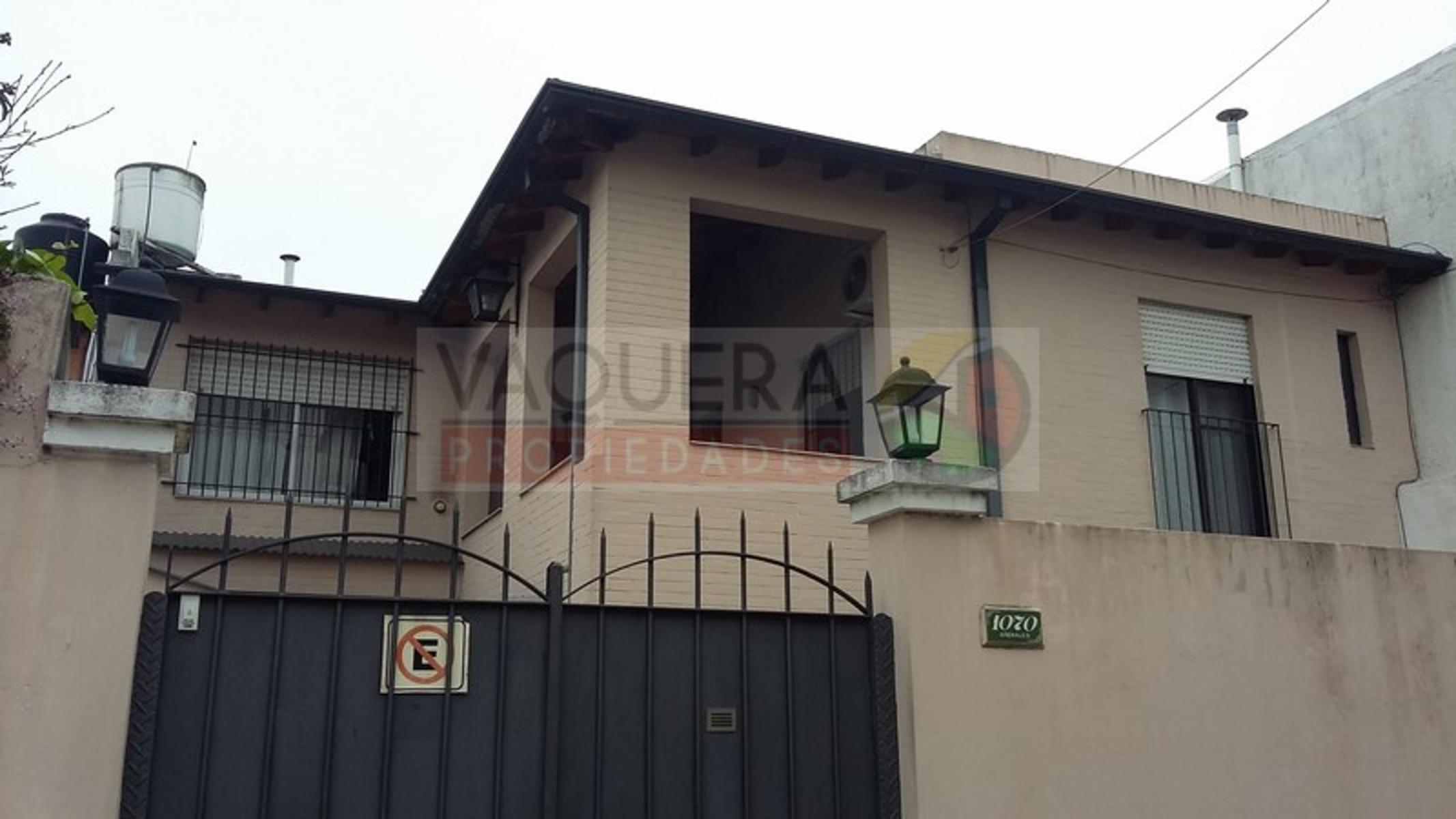 Hermosa Casa de Dos Plantas con Jardin, Lote Propio, a metros de Avenida Peron.