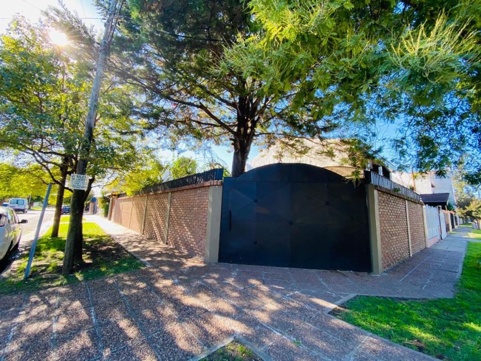 EXCELENTE Casa Tipo Americana S/lote 500m2 C/pileta Permuto X Depto