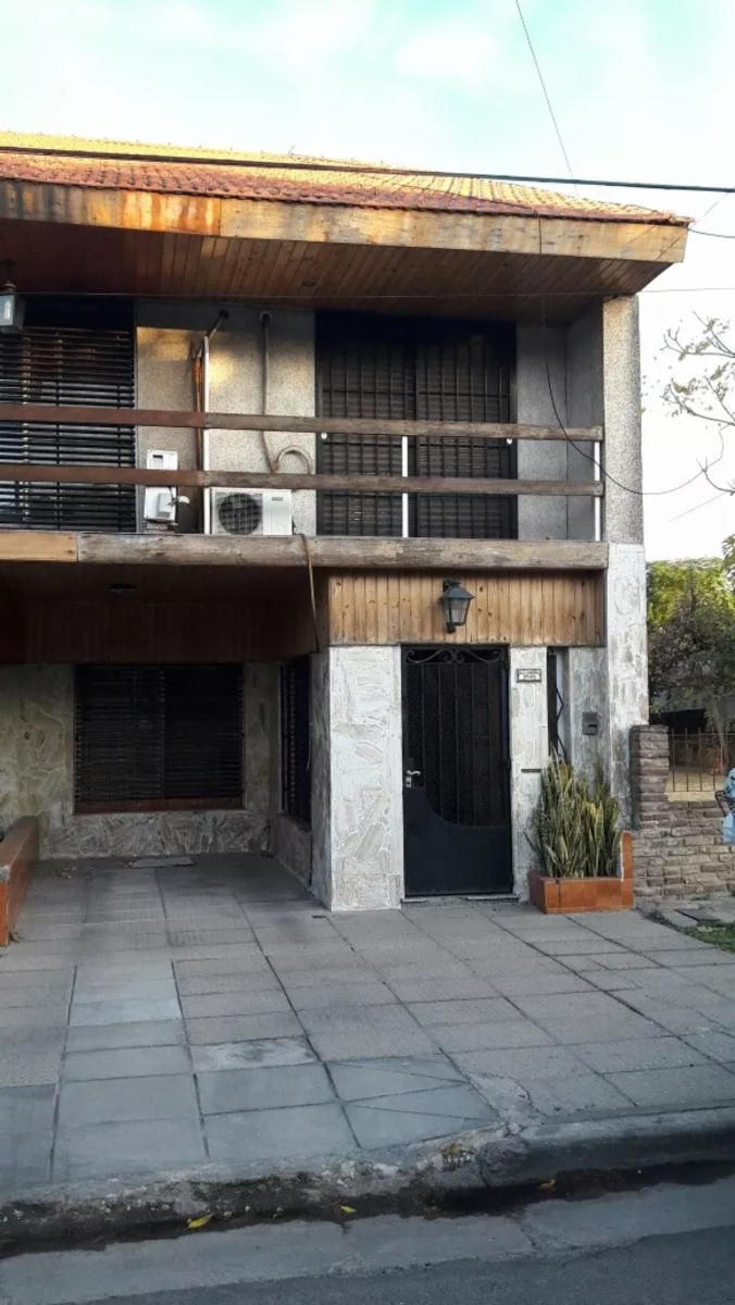 EXCELENTE TRIPLEX 3 AMBIENTES EN VENTA - MORON