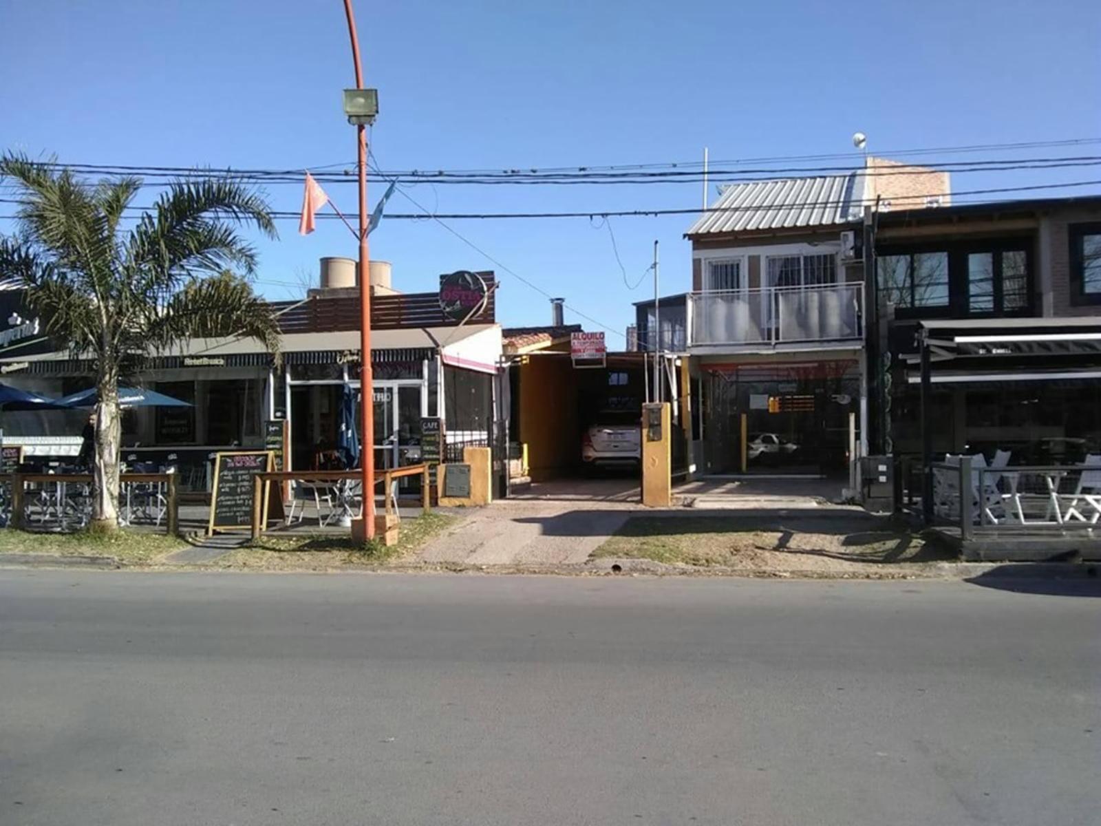 CASA+LOCAL COMERCIAL FRENTE AL LAGO SAN ROQUE. UBICACION Y VISTA PRIVILEGIADA