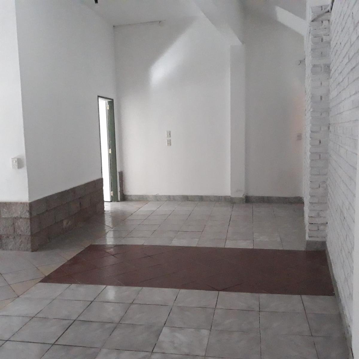 Dpto. tipo casa, de 2 ambientes al frente. Muy buen estado.
