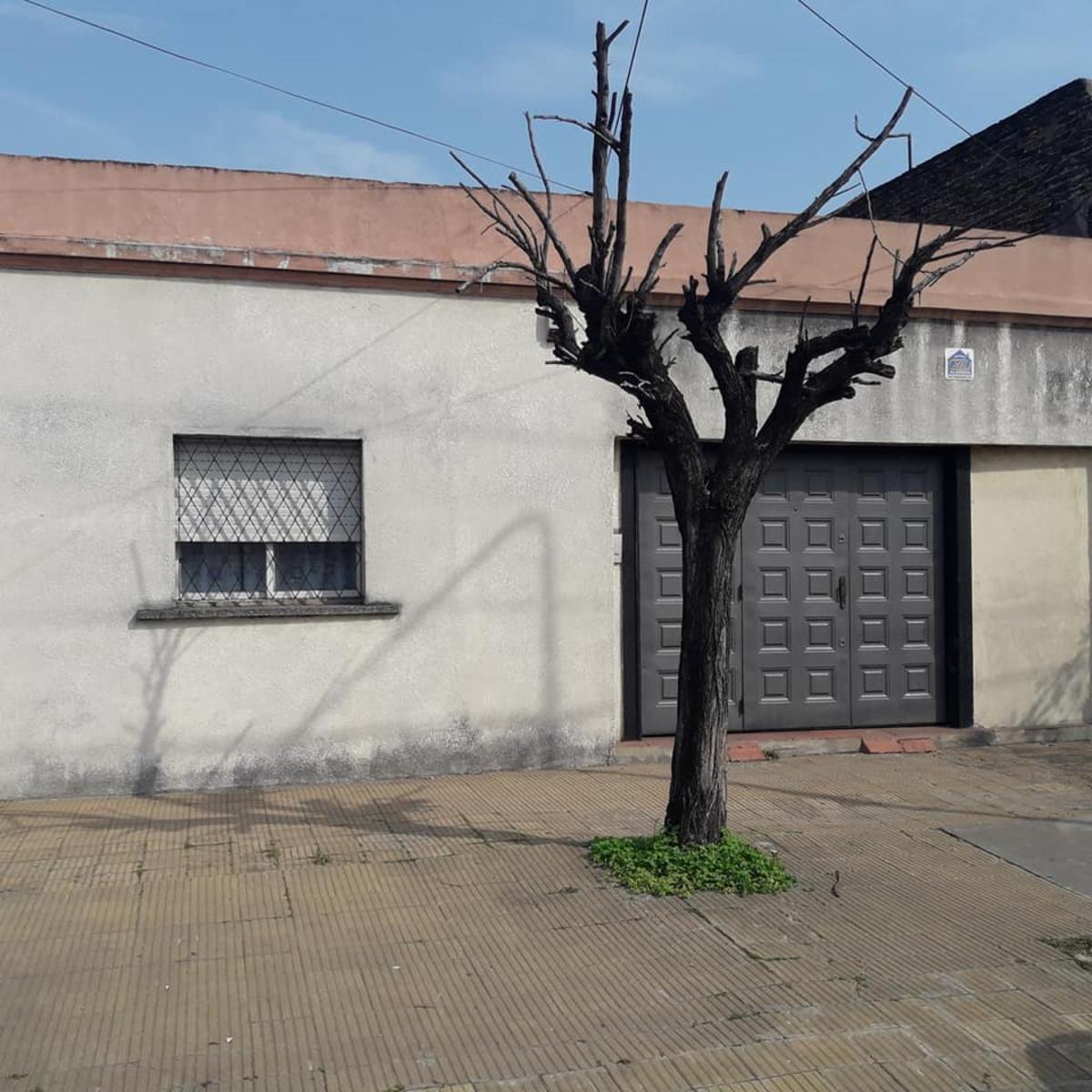 CASA SOBRE LOTE DE 10 X 50.
