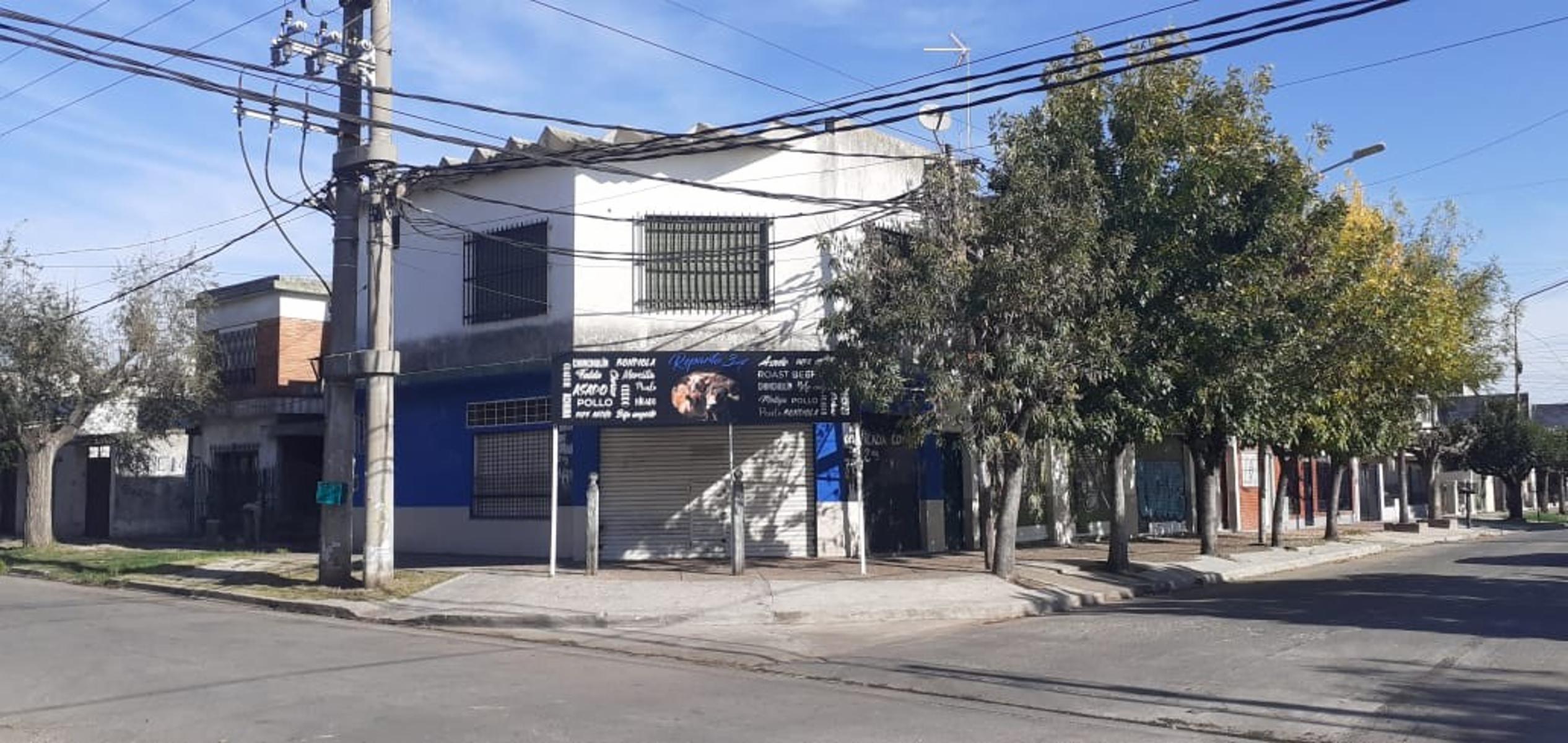 IMPORTANTE PROPIEDAD CON 2 VIVIENDAS, UN SALON MULTIUSO Y 3 LOCALES COMERCIALES P/ INVERSIONISTA CON RENTABILIDAD DE $ 110.000, MENSUAL